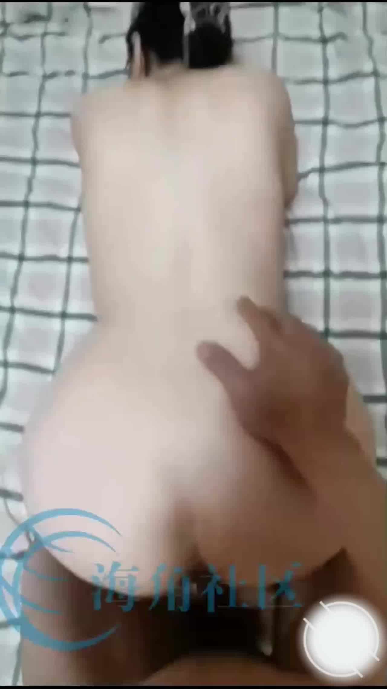  【乱伦日常】海角大神乱伦丈母娘，听这丈母娘声音不像演的，日常偷拍她洗澡趁着老婆出差和她疯狂做爱 的剧照1