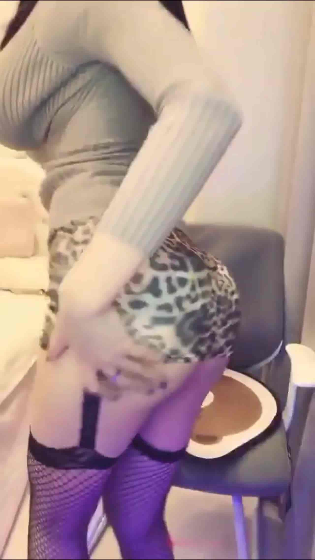  罩杯酱没有，御姐直播大秀 的剧照7