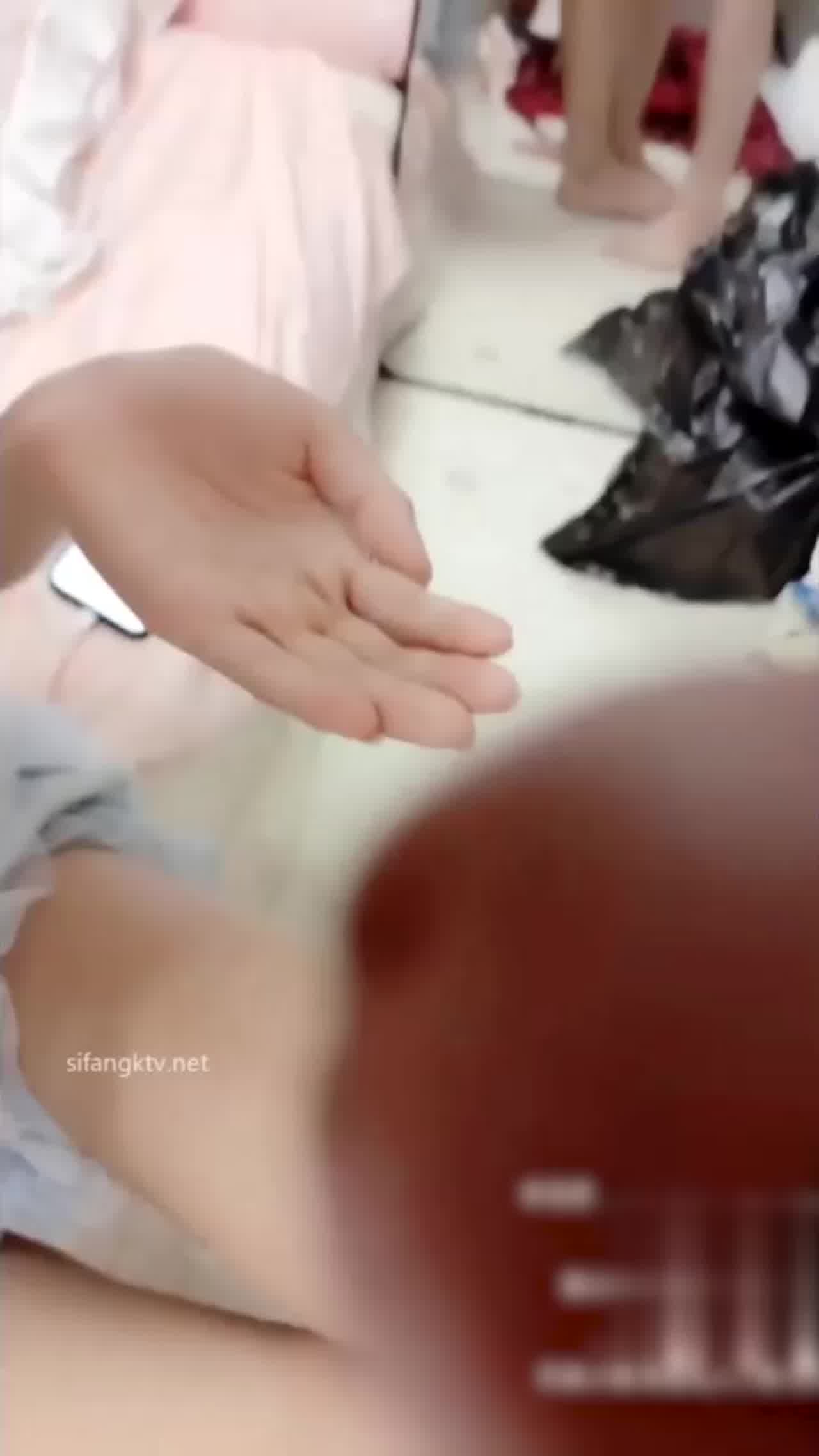  婚纱萝丽她说娶她之前要先让他怀孕 的剧照7