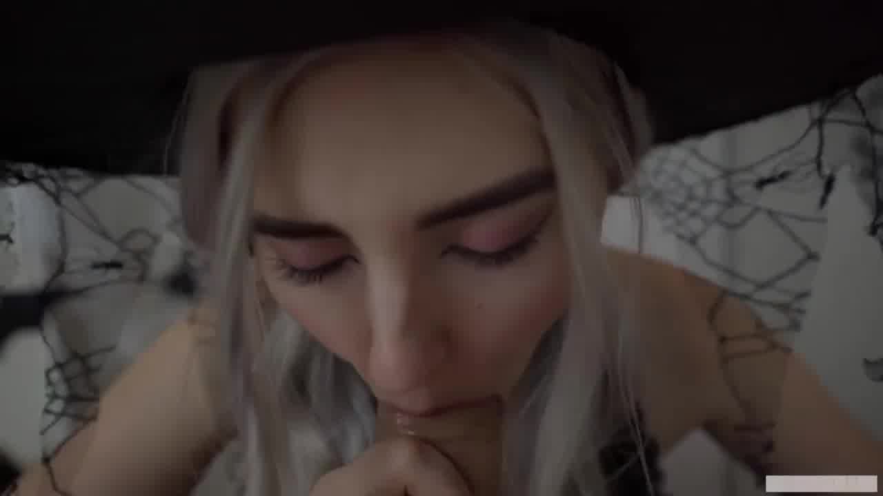  国外第一女优eva elfie 的女巫 cosplay，颜射品精一脸满足 的剧照6