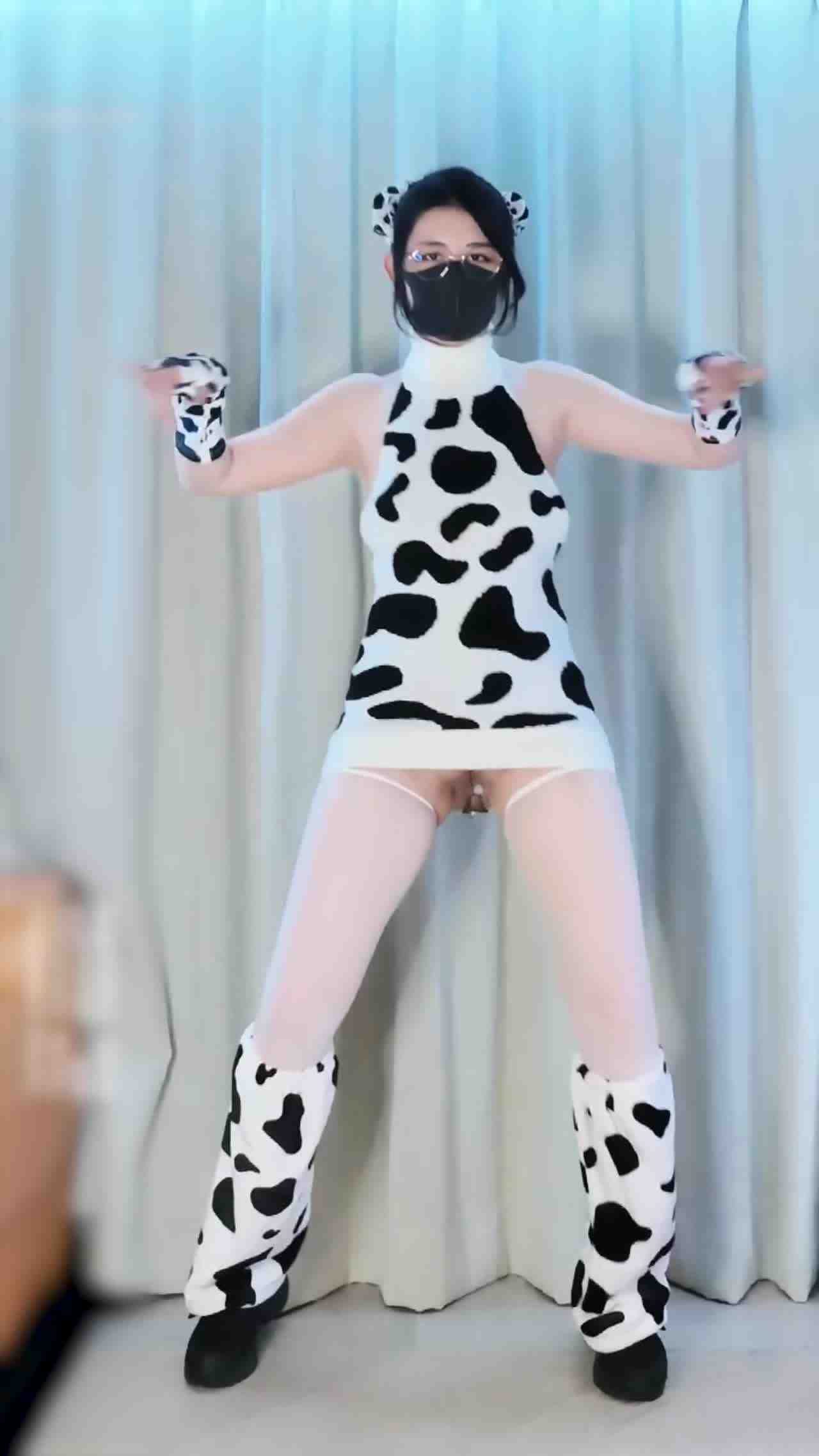  抖音网红反差母狗『奶咪 Naimi』 粉红丝袜牛奶糖裸舞 粉穴肛塞求操 的剧照1