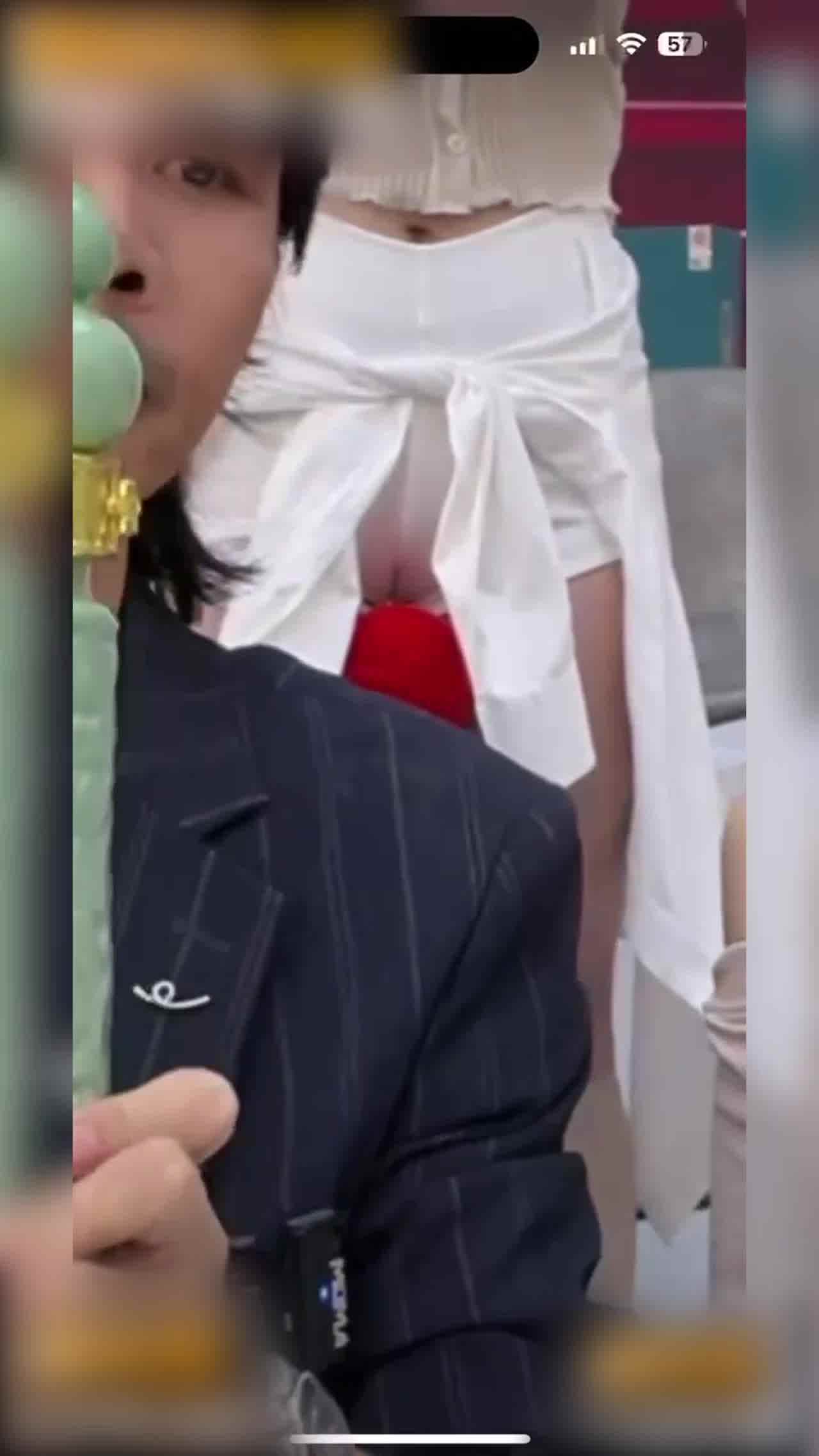  门事件 紧急告知家人们看直播时一定要学会善于发现亮点！因为这样总是能发现意想不到的美丽风景！ 的剧照2