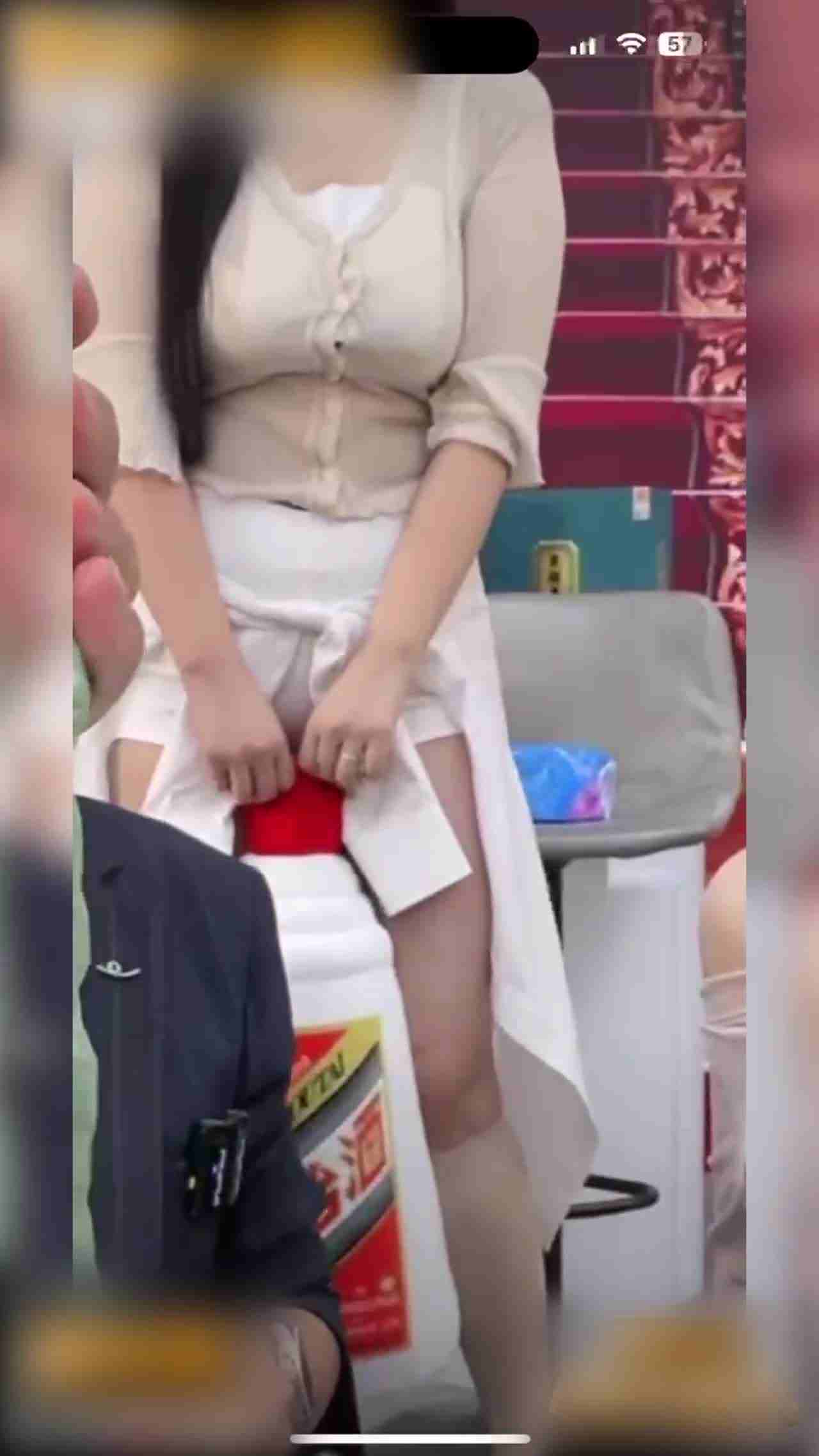  门事件 紧急告知家人们看直播时一定要学会善于发现亮点！因为这样总是能发现意想不到的美丽风景！ 的剧照9