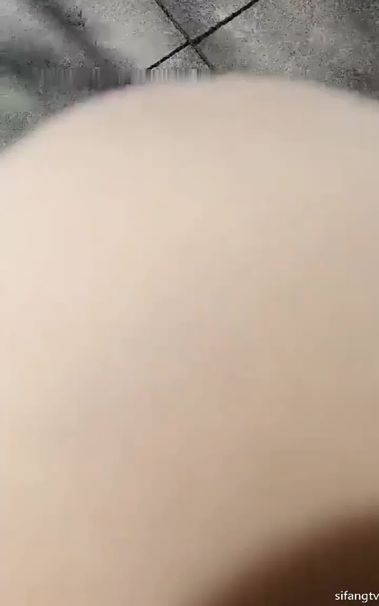  00后丰满小骚比乡村扶贫勾引大爷公共厕所内啪啪打炮大爷有口福真实勾搭 的剧照1