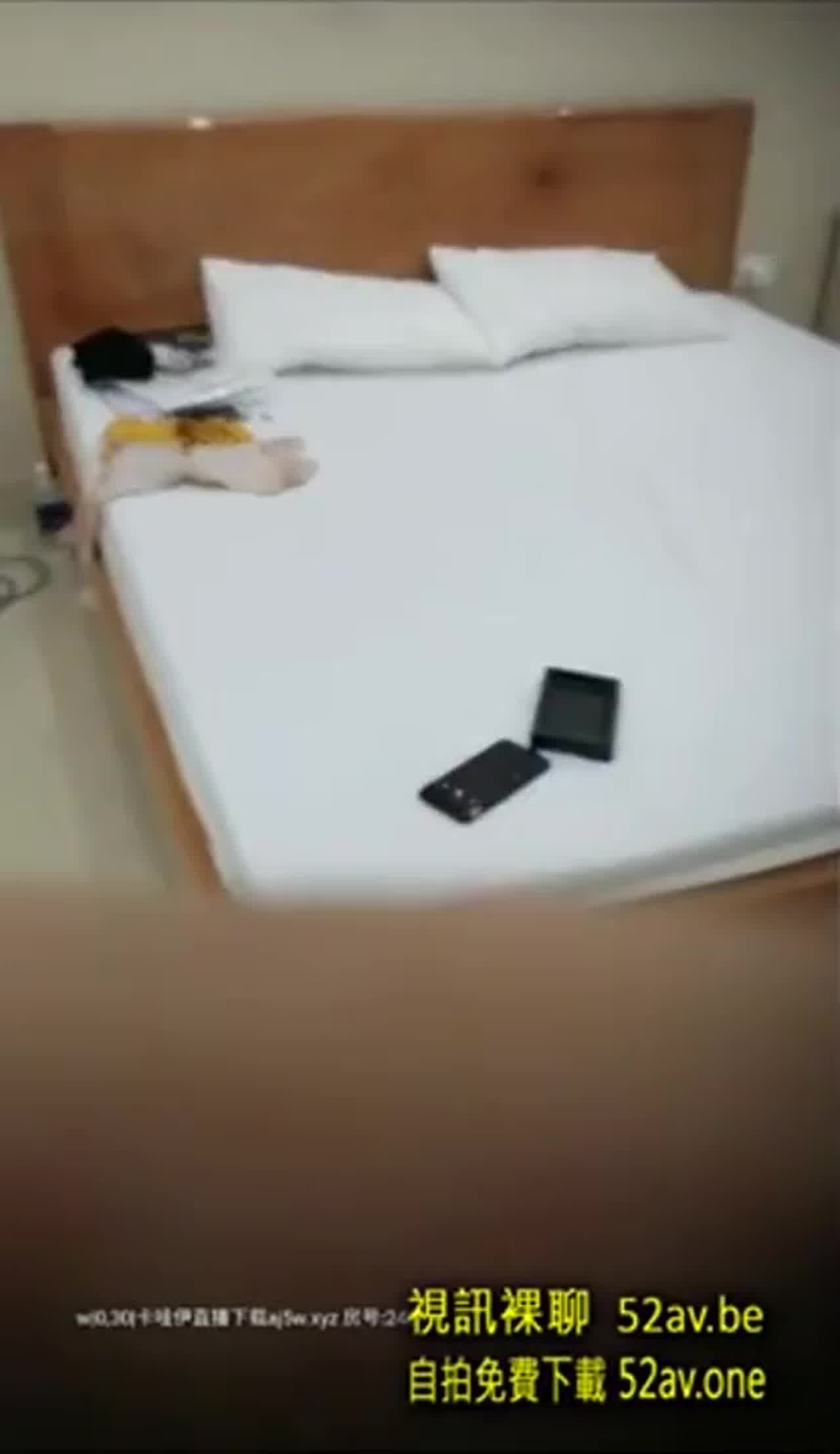  野狼出击 龙哥勾搭个颜值不错的良家妹子回出租屋啪啪直播 的剧照2