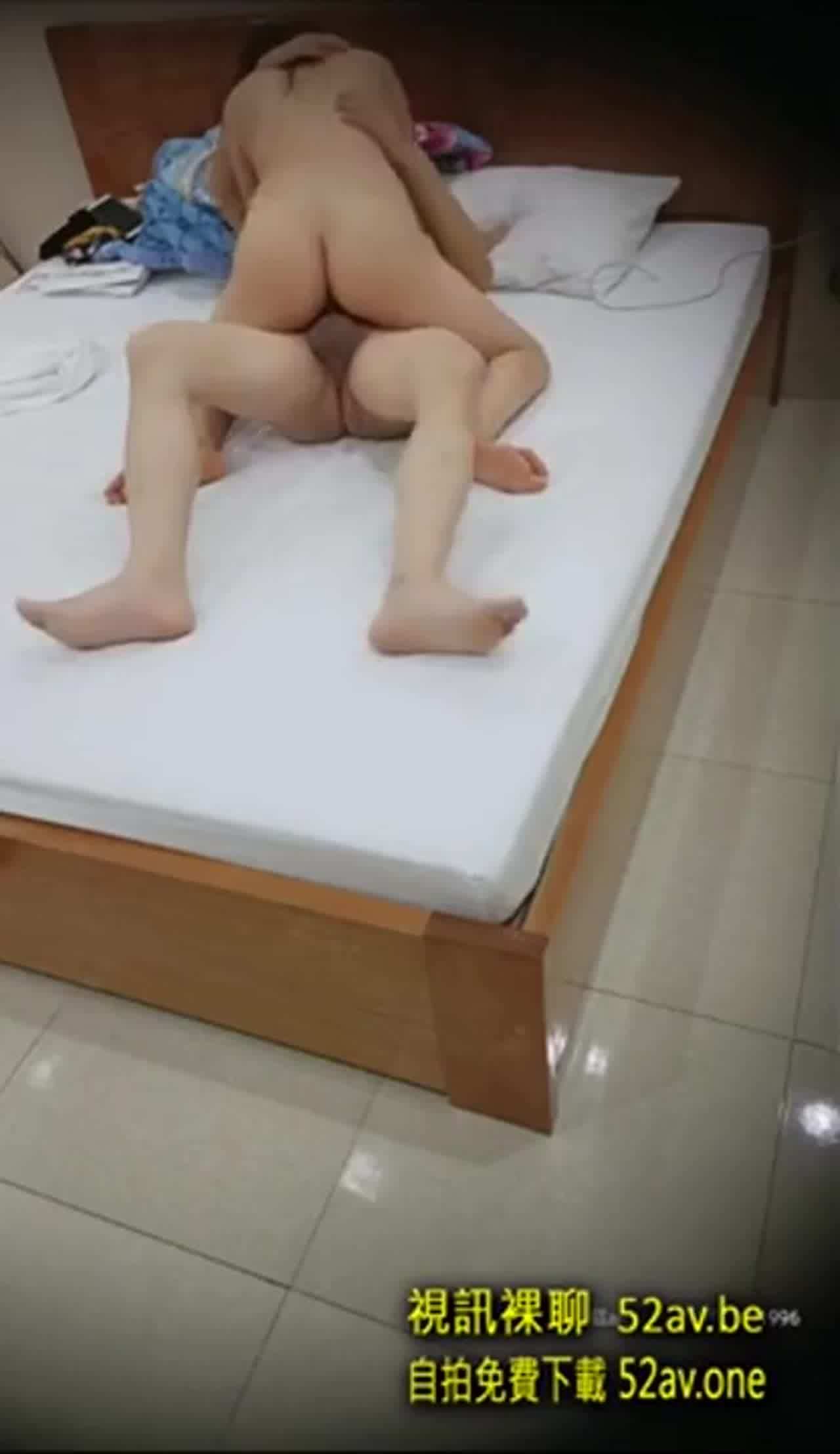  野狼出击 龙哥勾搭个颜值不错的良家妹子回出租屋啪啪直播 的剧照8