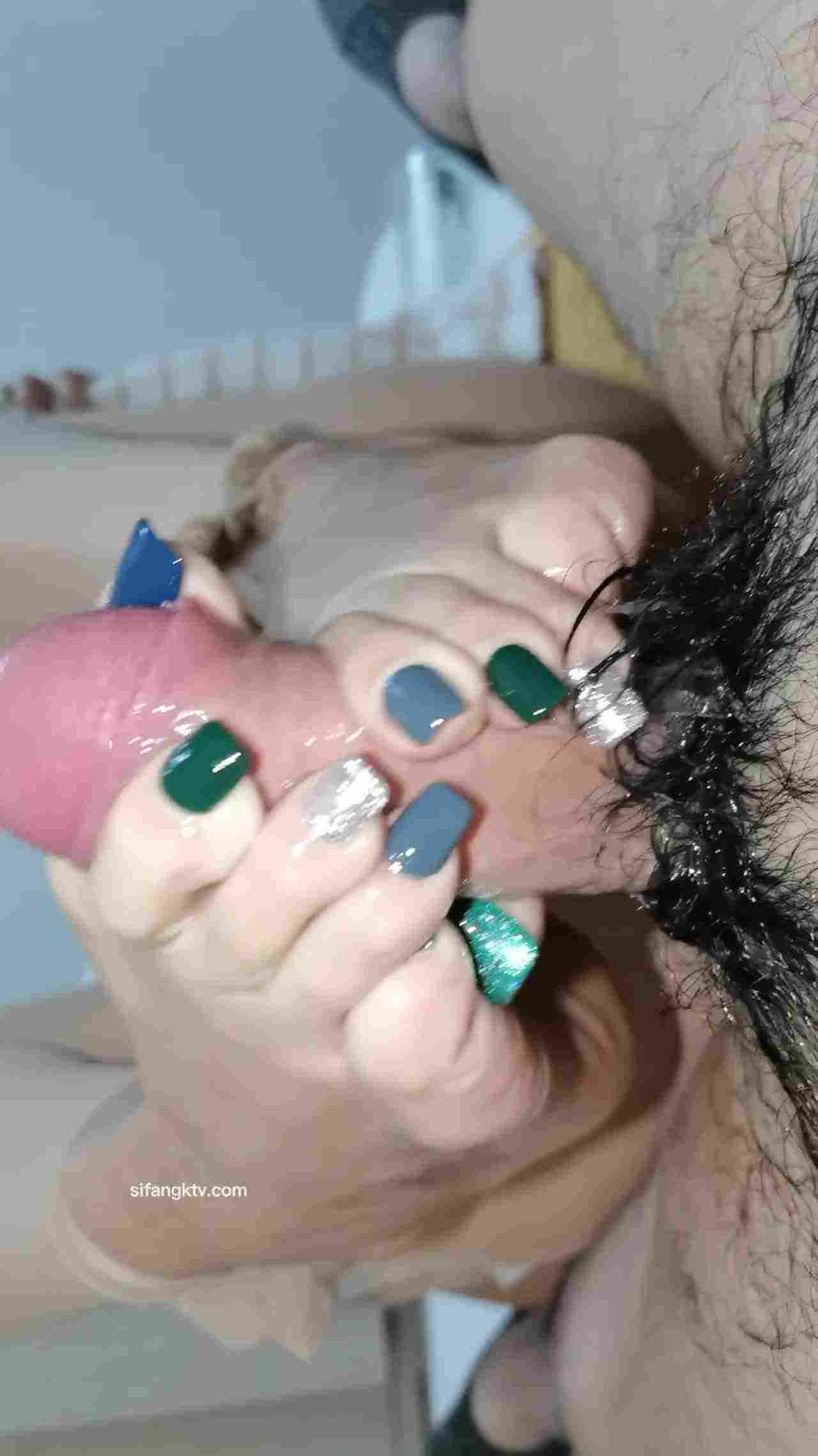  美少女的美脚润滑油足交 的剧照9