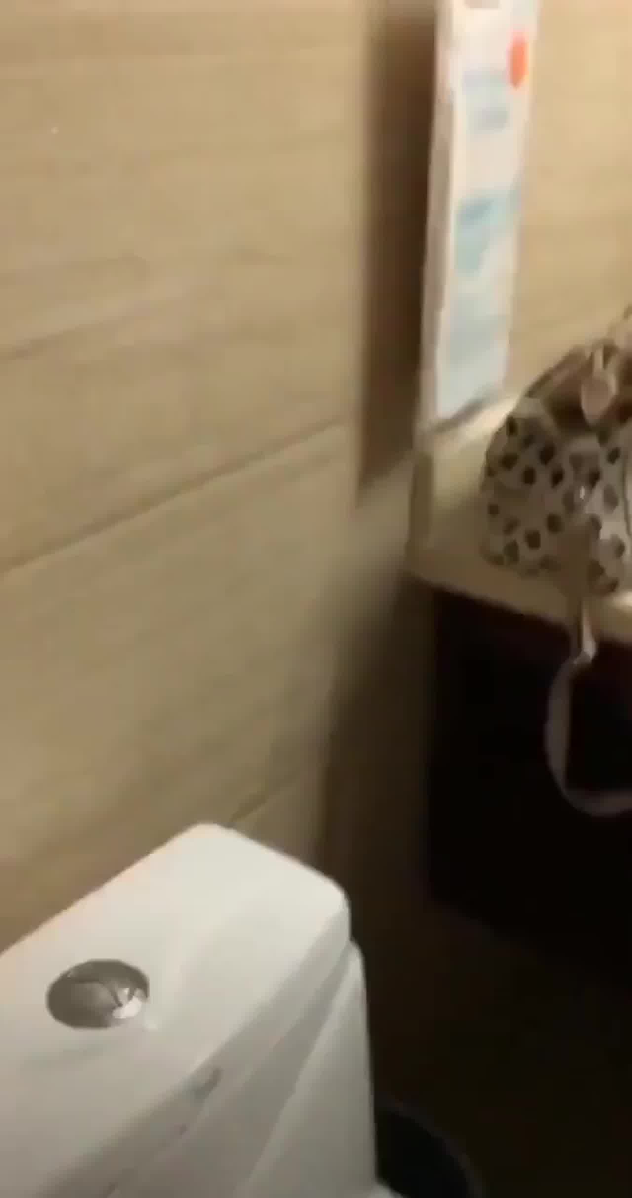  网曝门泄密 大眼嫩妹浴室激情性交 的剧照3