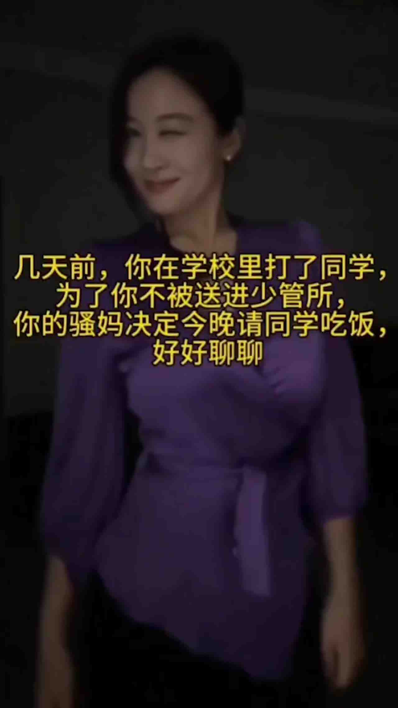  在同学家沙发上强操骚妈 的剧照3