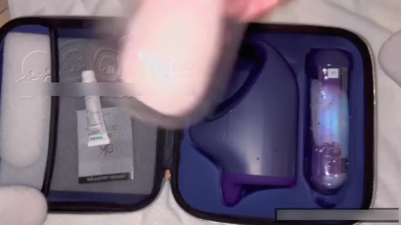  自购困困狗最新-道具炮机自慰给母狗疼到受不了，主人停下来没想到自己上手用道具玩了，后入操到腿抖 的剧照2