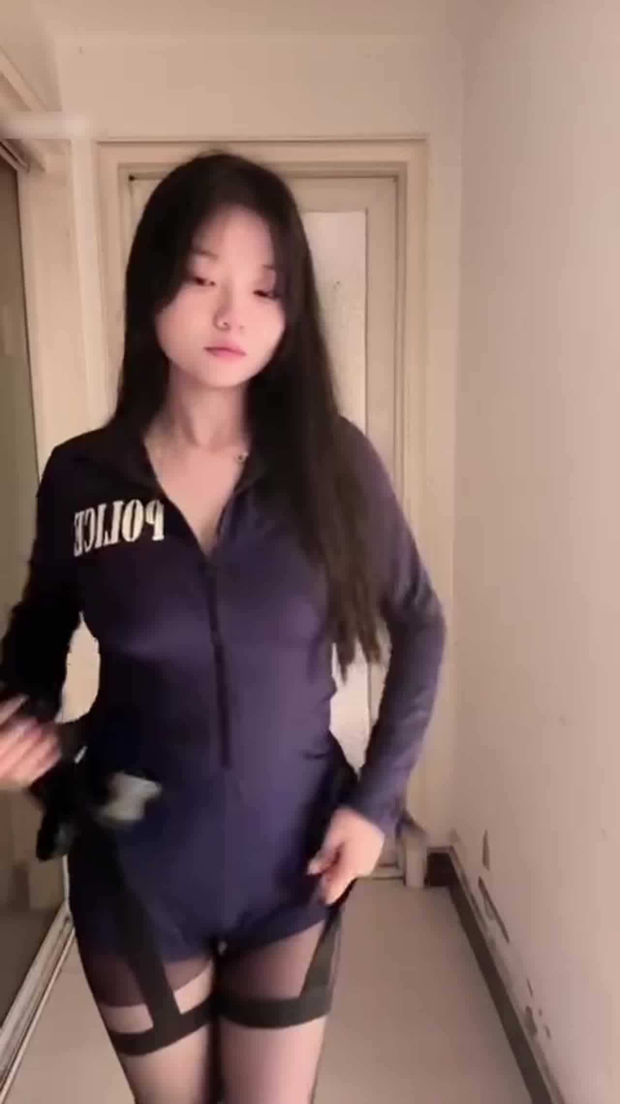  【纯欲反差天花板！扣完逼还舔手上淫水】这行为举止真的太骚了，还是个巨乳，跳舞还那么好，完美女人 的剧照4