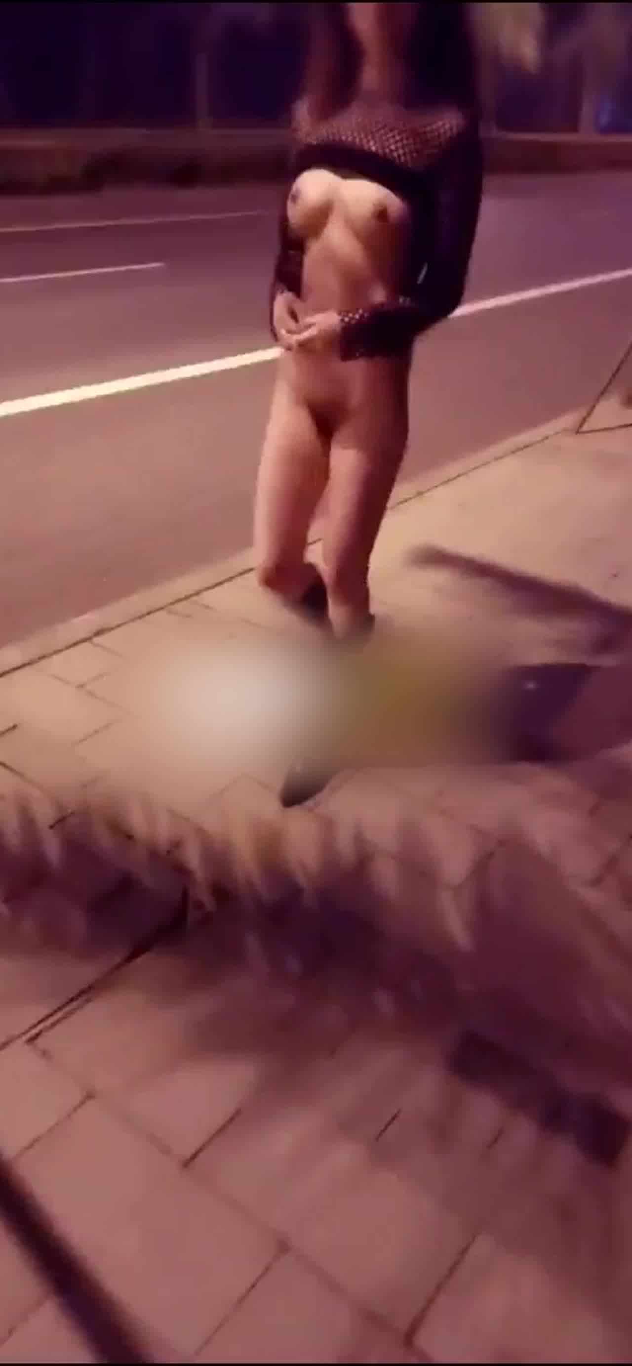  身材姣好妹子在外面大露奶子 真骚逼 的剧照8