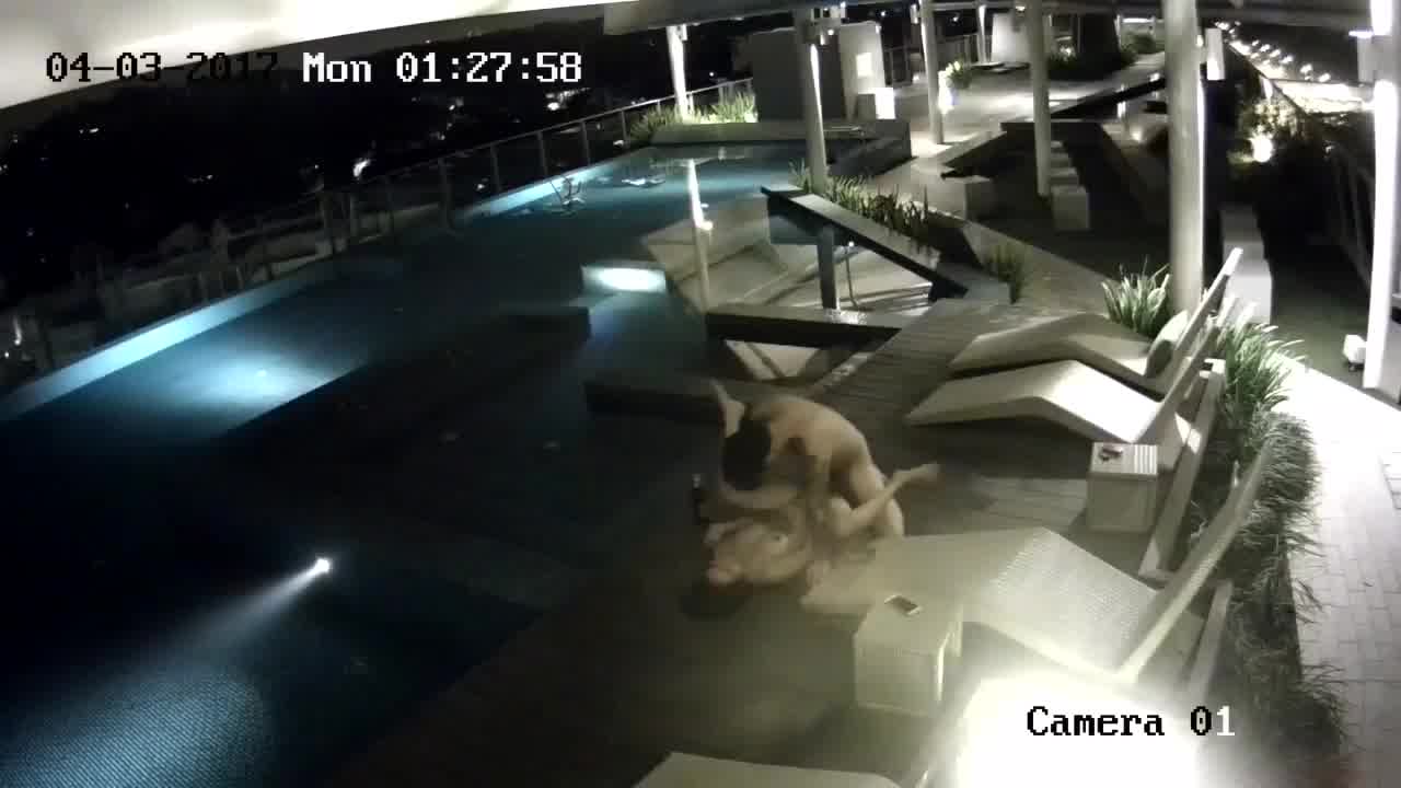  监控破解偷拍豪华度假村激情一刻 喝玩红酒水中缠绵 各种姿势连操好几炮 的剧照6