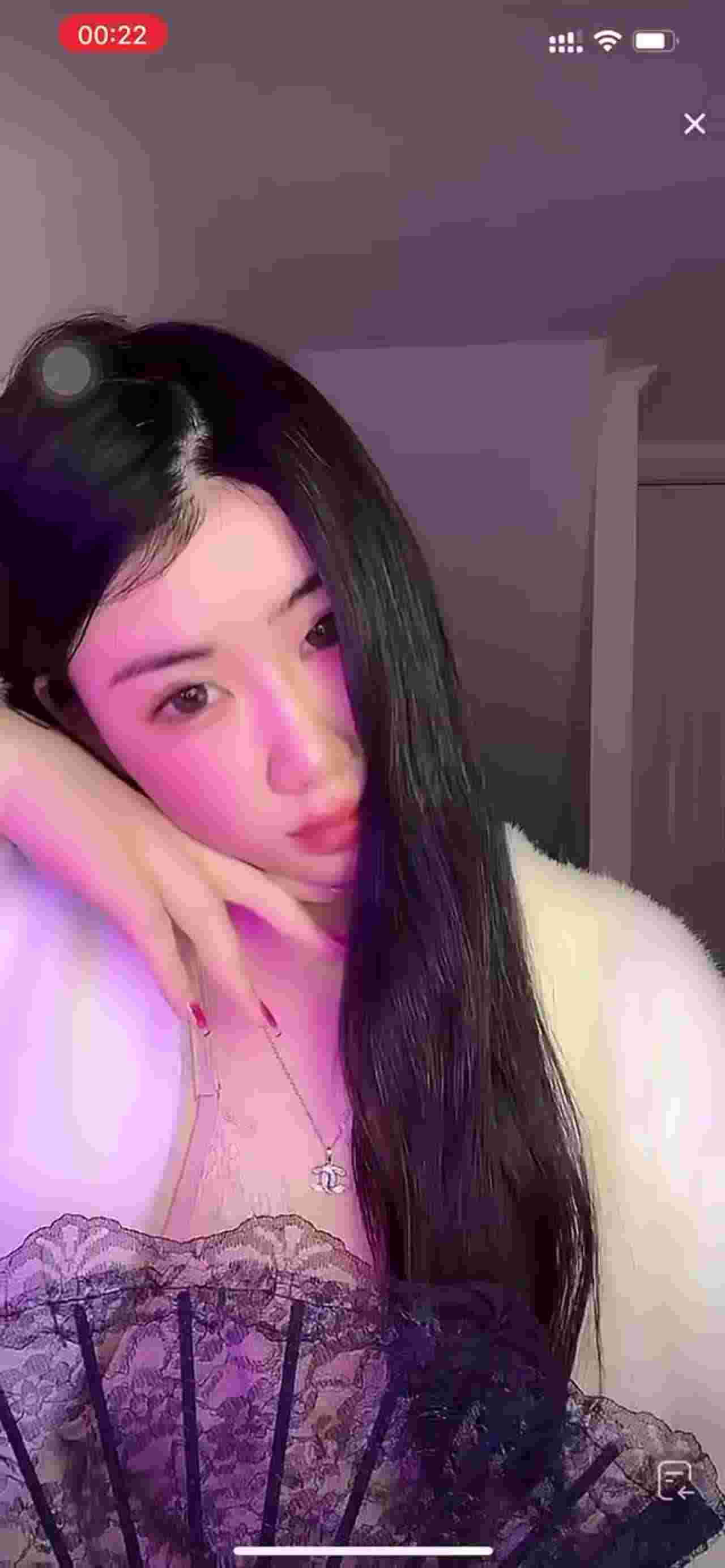  【抖音精选走光】有些是刻意为之，有些是不小心，学校课堂直播摘胸贴，还有抖音塞跳蛋直播，胆子真的太大了 的剧照1