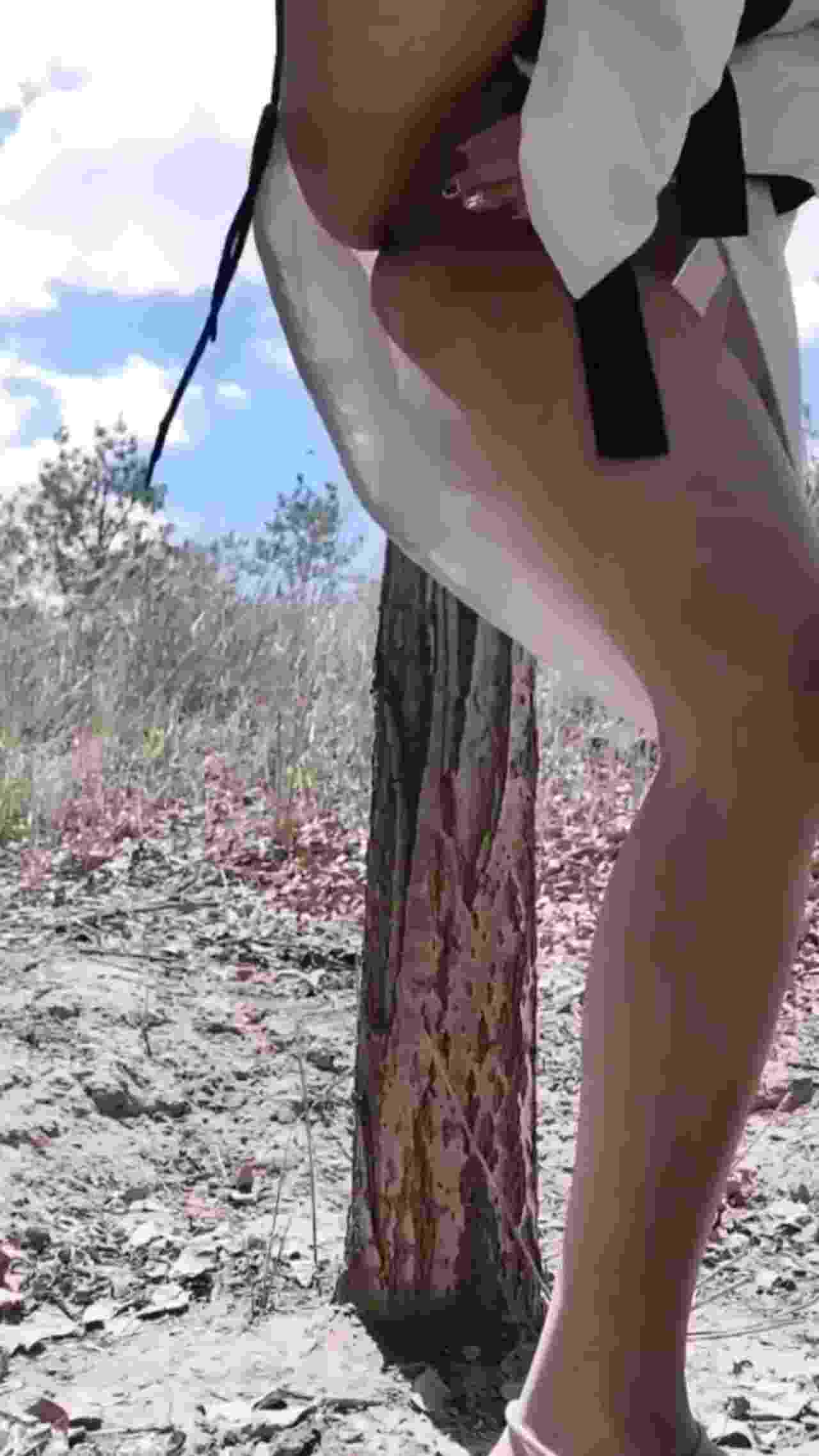  快手网红小雅户外漏出直播，路过小树 的剧照6