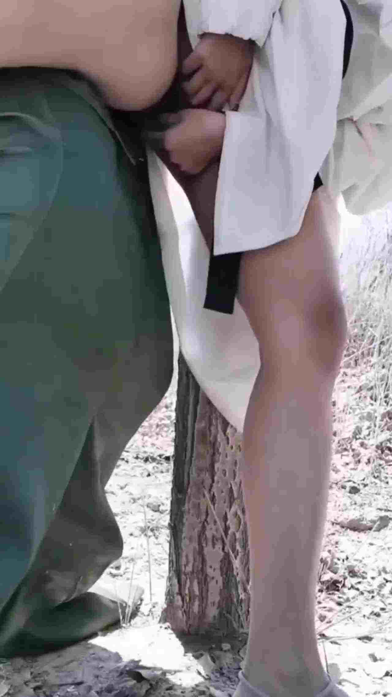  快手网红小雅户外漏出直播，路过小树 的剧照8