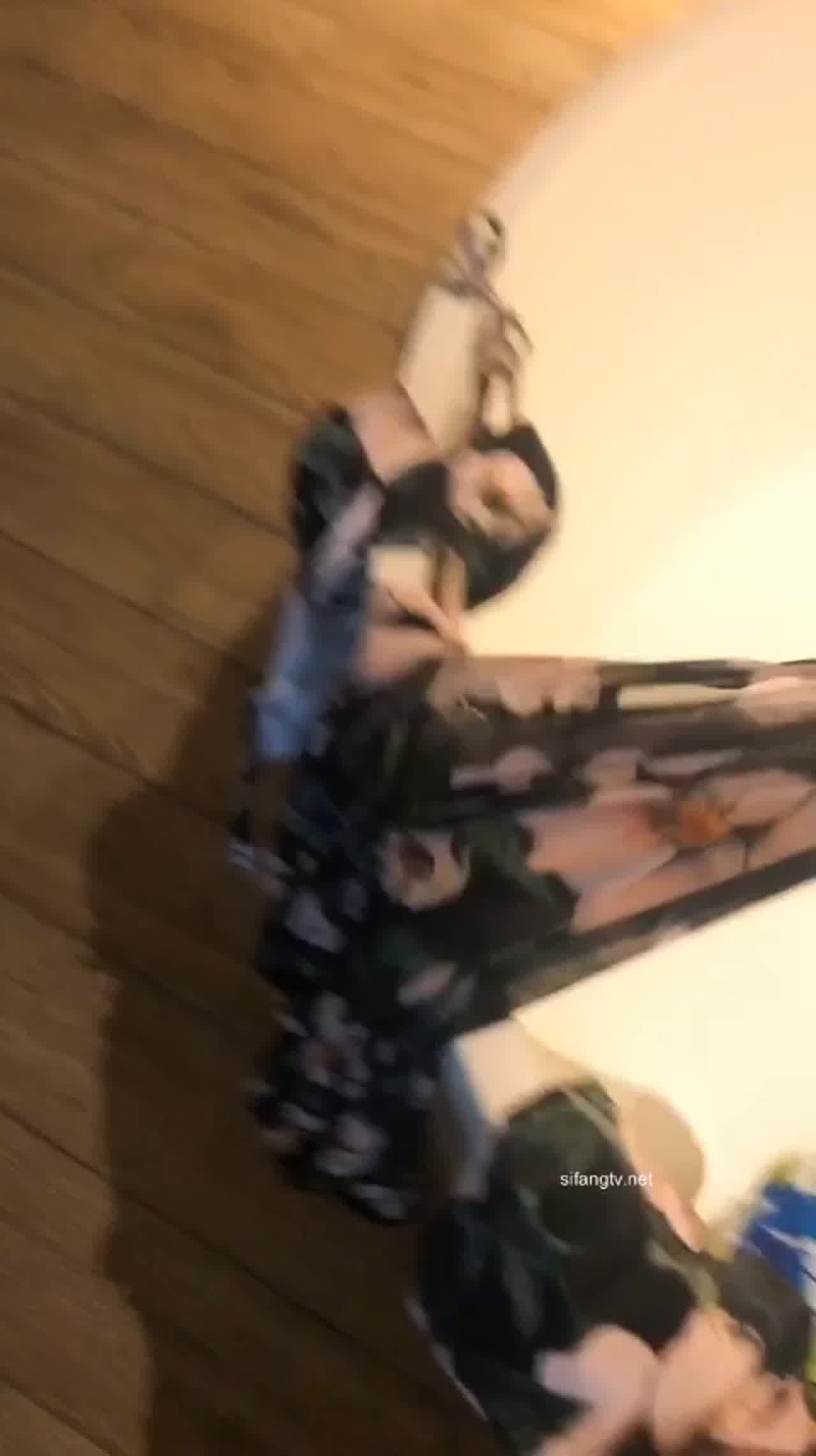  被包养的女神级性感气质美女和土豪外出度假各种啪啪自拍视频不慎流出 的剧照1