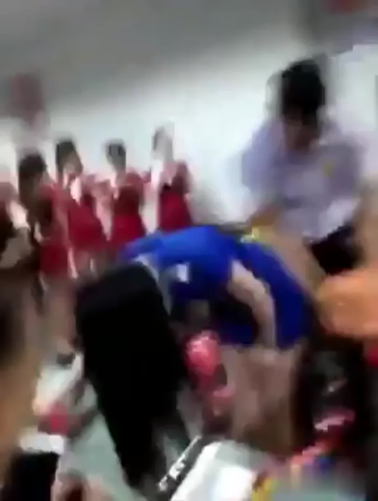  后入爆气球比赛小姐姐怕走光 的剧照7