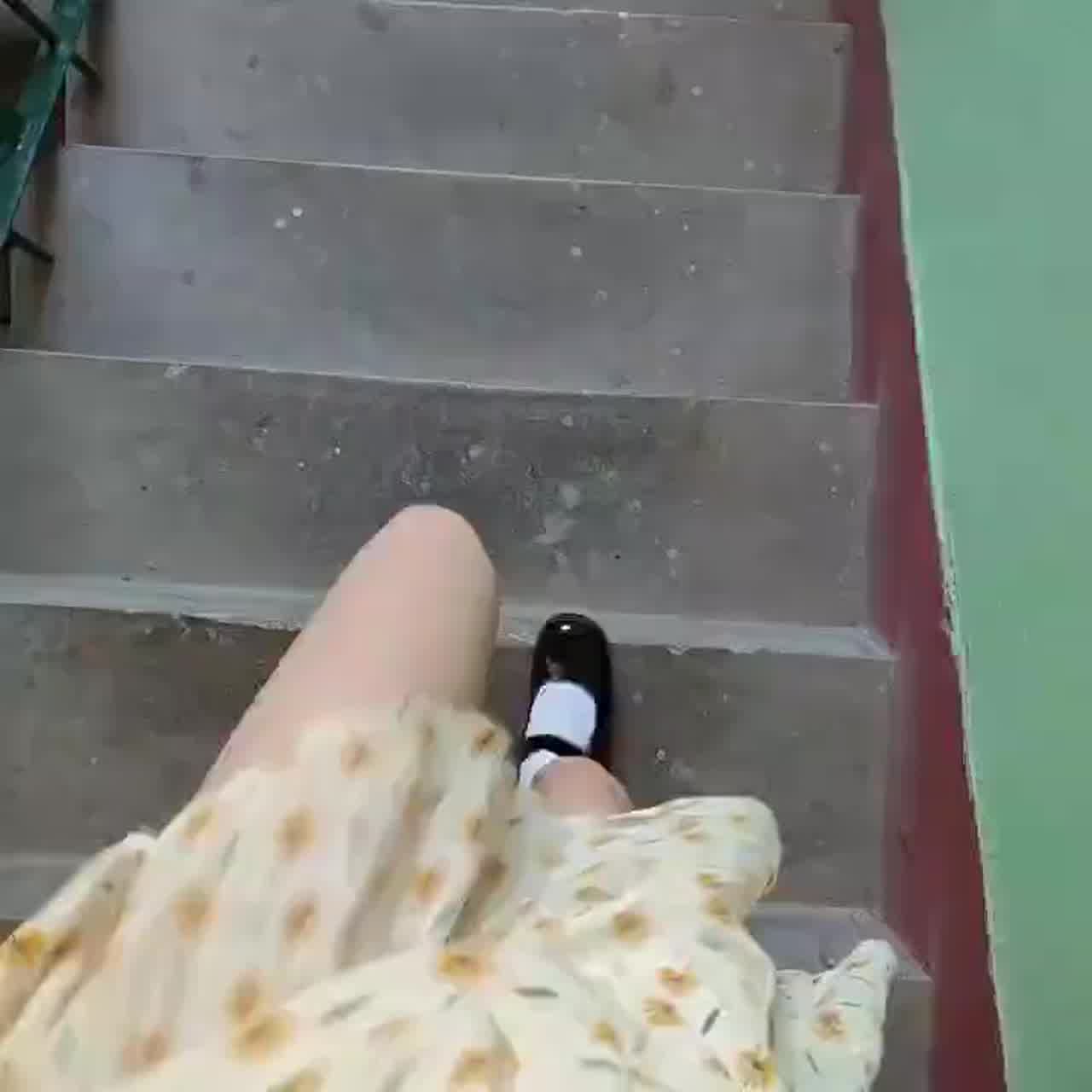  碎花裙白虎穴露出 的剧照7