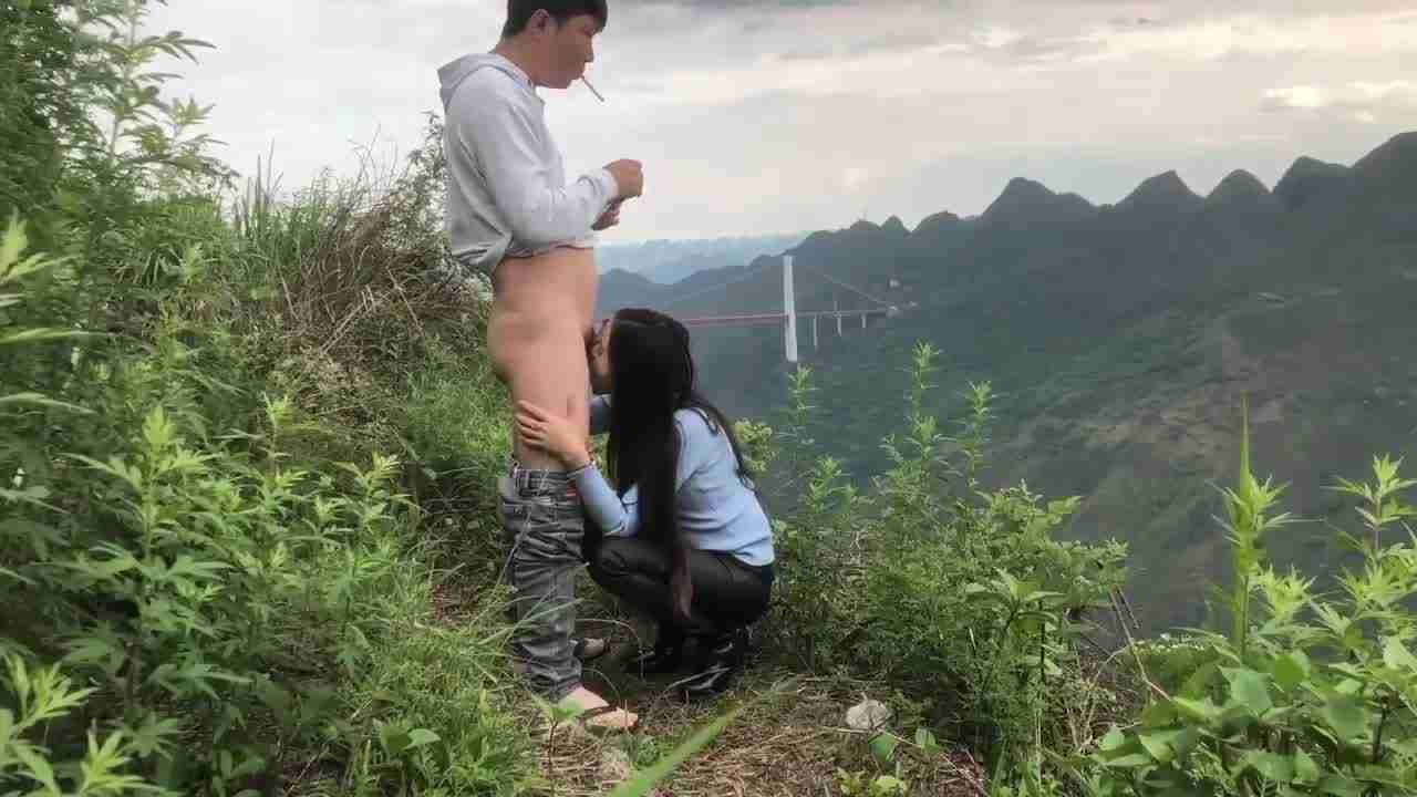  【野外偷情】留守少妇耐不住寂寞，与炮友爬山野战，真TM刺激，浪叫不止，差点被发现 的剧照10