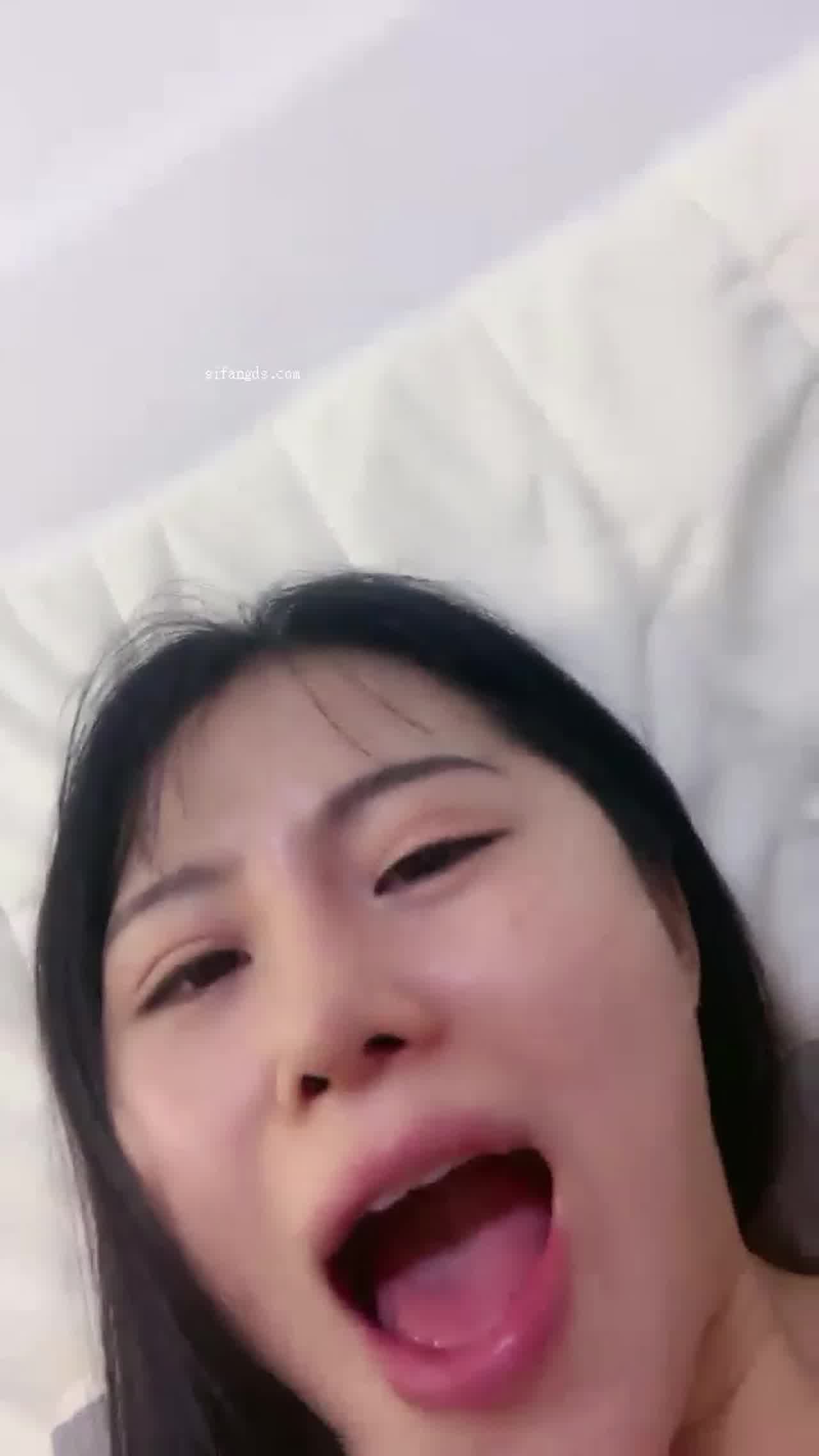  啵口 甜美御姐 黄瓜插逼 无套啪啪做爱 的剧照1