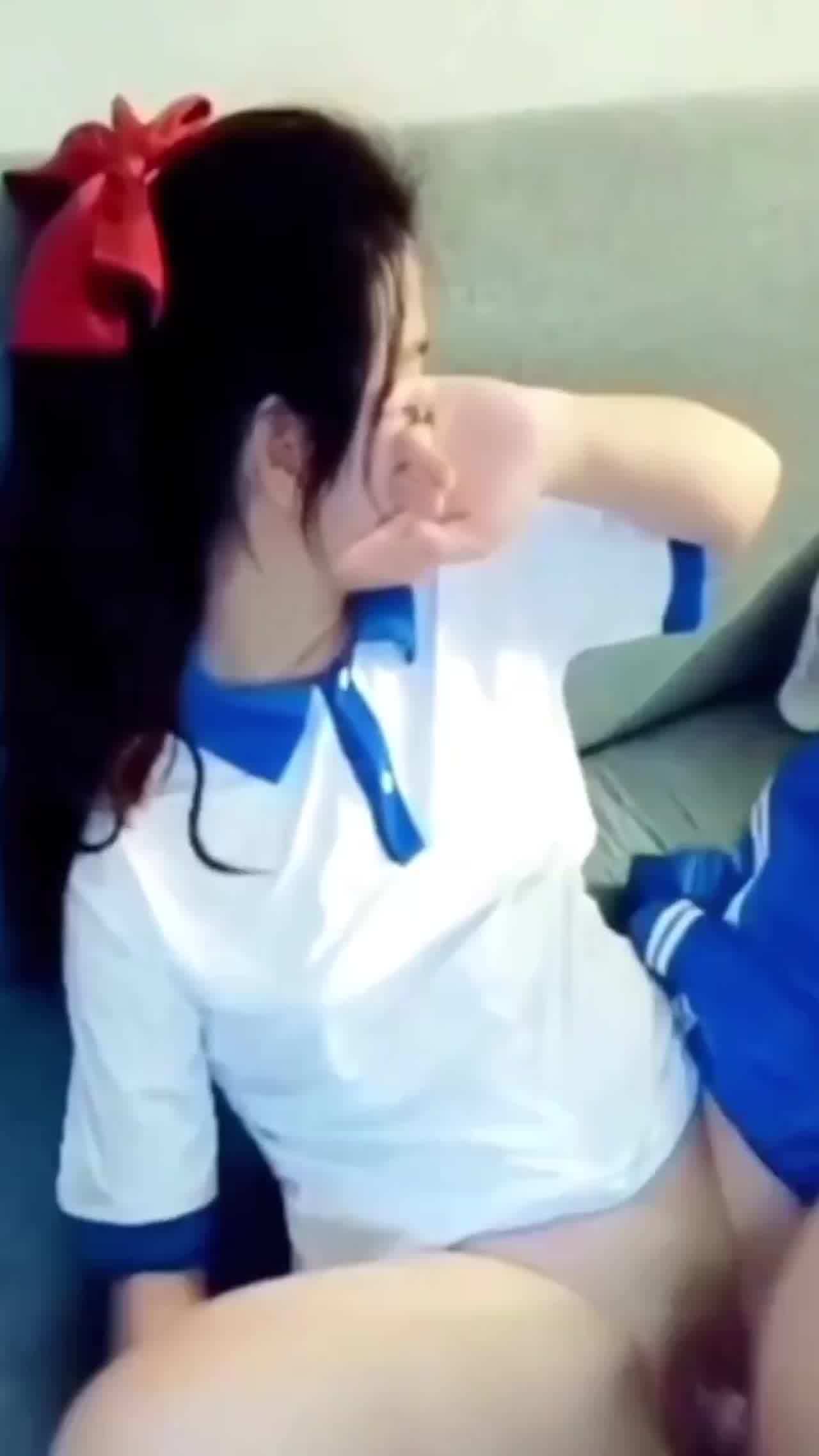  【PUA洗脑系列】单纯质朴初中小女孩，破处!口爆!教学楼开干!不能错过的破处幼女 的剧照9