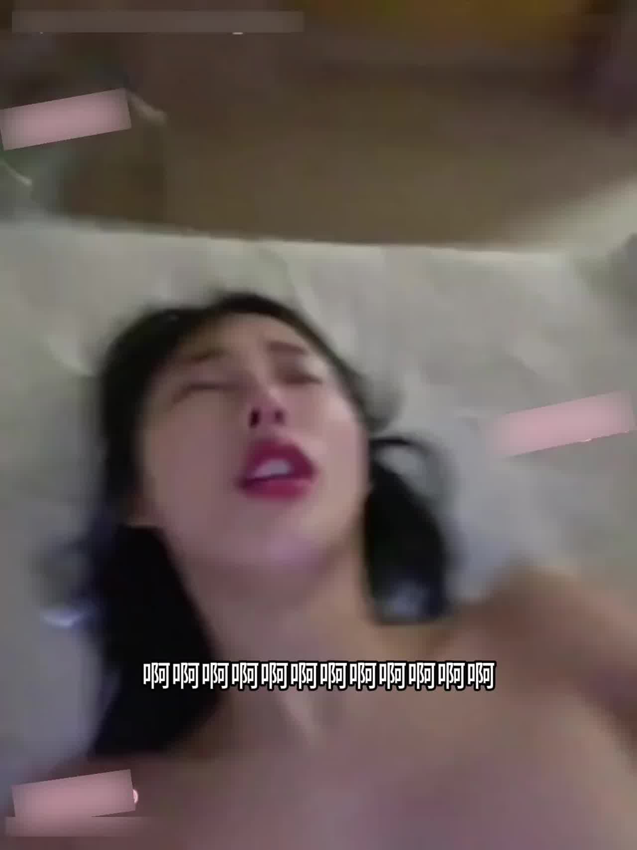  自购f站居然女神-淫荡的反差母狗，喜欢拿着主人的鸡吧蹭小穴，淫水多的不需要涂润滑油都够直插到底 的剧照4