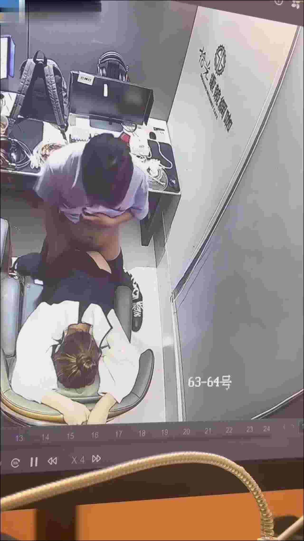  小年轻网吧直接开干丝滑后入抽插 的剧照3