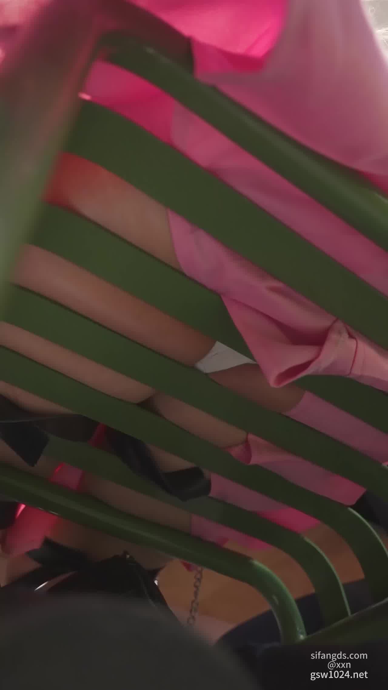  漫展跟着长腿妹纸走，纯白内裤真纯真啊！ 的剧照2