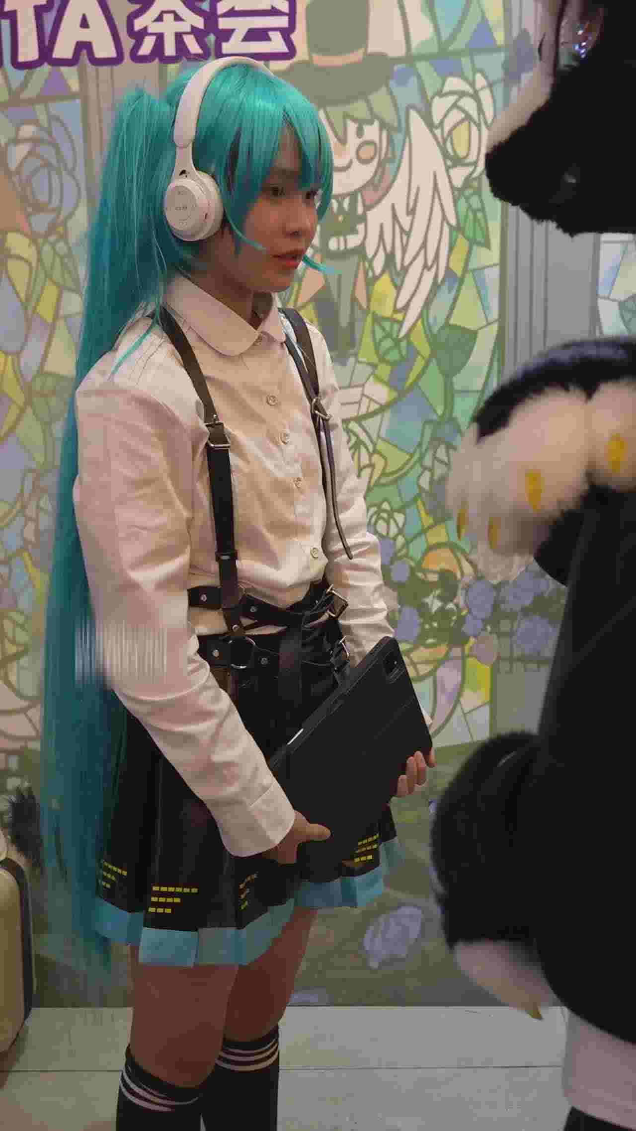  动漫展看初音未来裙底风光～ 的剧照1