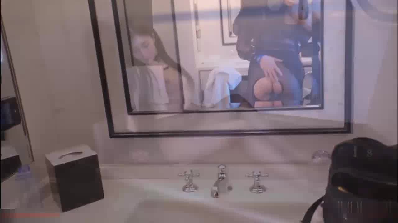  果哥 模特泰迪大尺度性感视频~黑丝袜开裆镜头前搔首弄姿 的剧照2