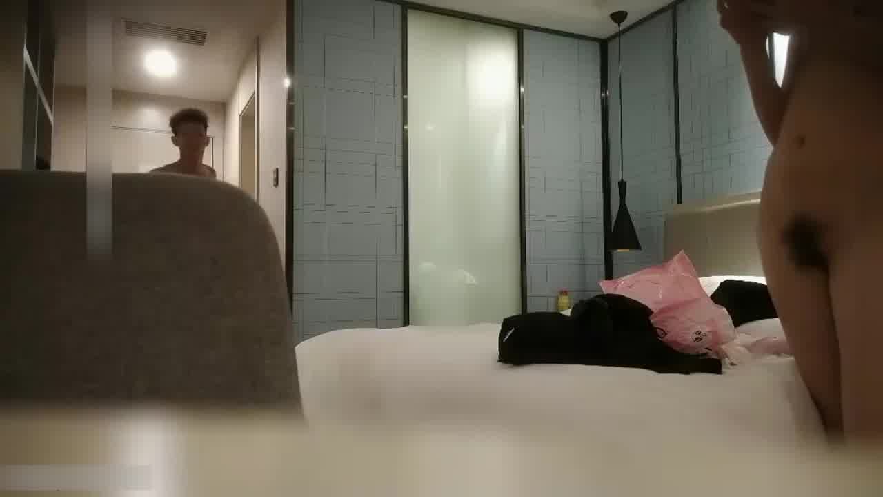  约了个黑裙少妇，穿上情趣装沙发上骑坐后入猛操 的剧照10