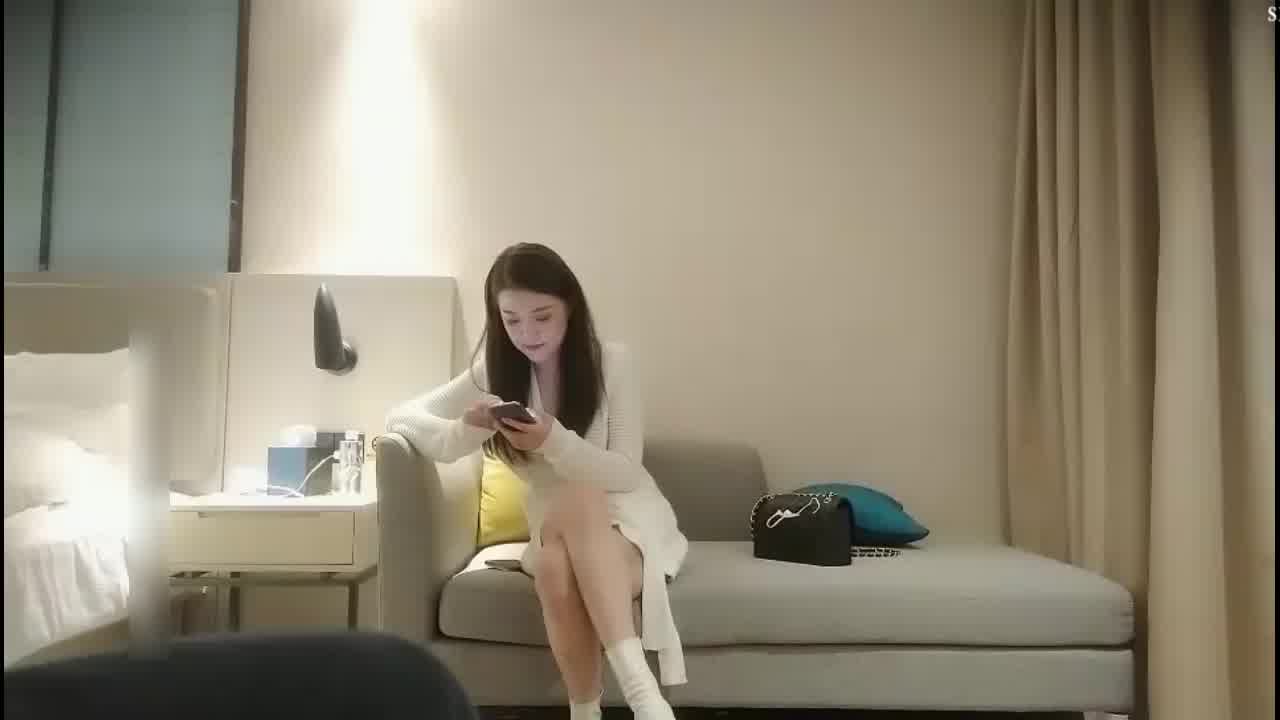  高颜值女神酒店约啪 白色连衣裙丰腴肉感  情趣吊带倒立舔吸鸡巴刺激啪啪操穴 的剧照9