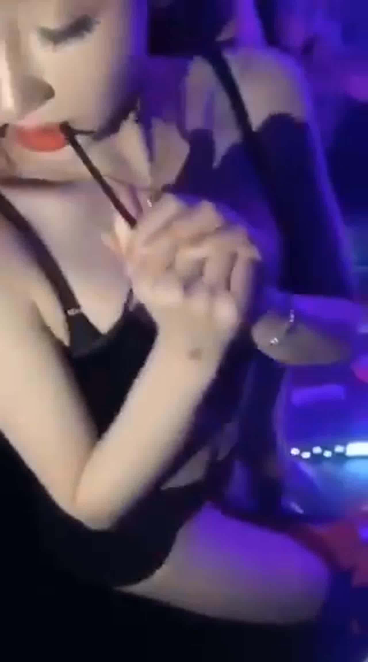  性感美女在夜店蹦迪搔首弄姿展现好身材 的剧照7