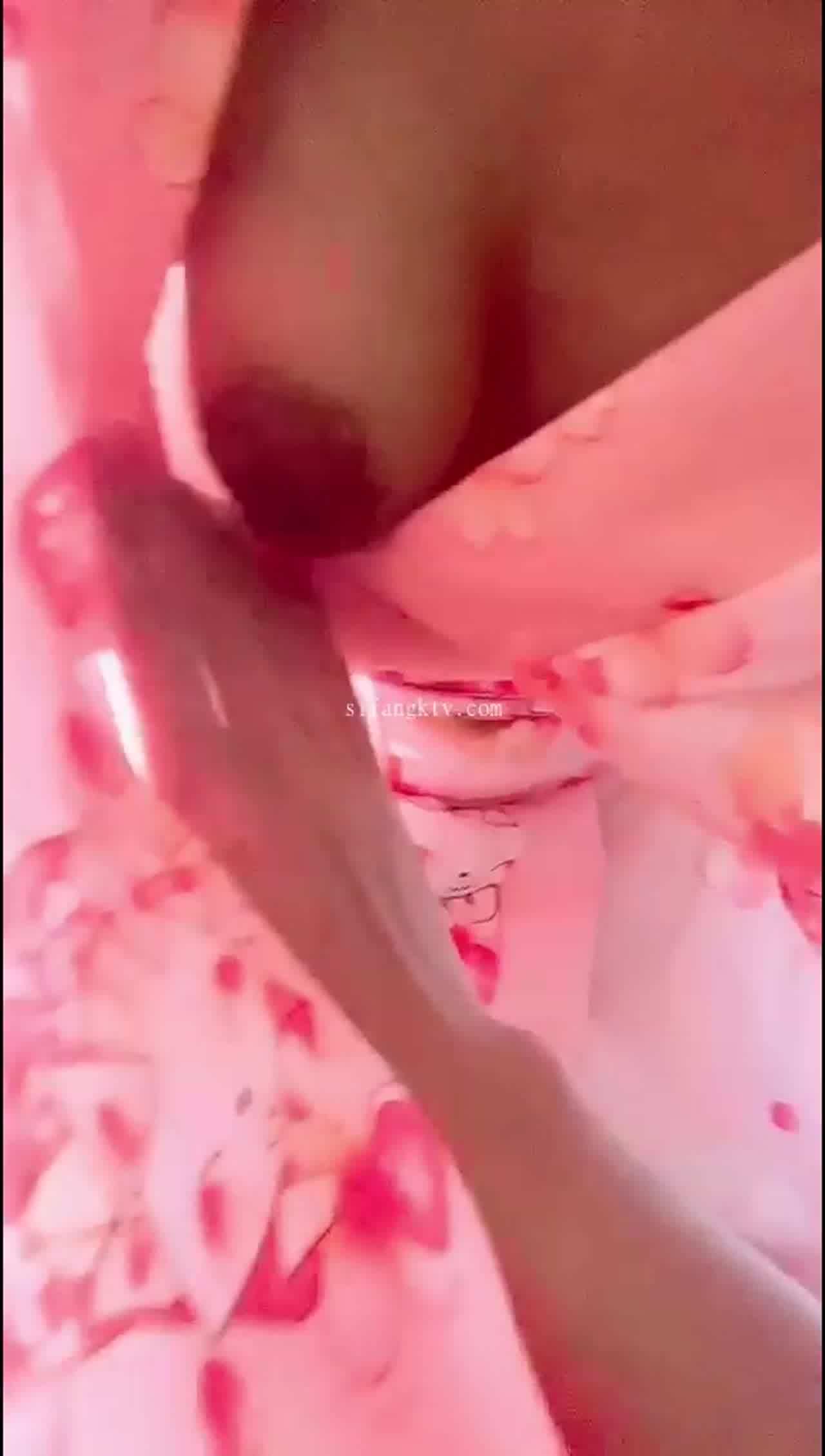  母狗反差婊鞭打诱人的屁屁 的剧照9