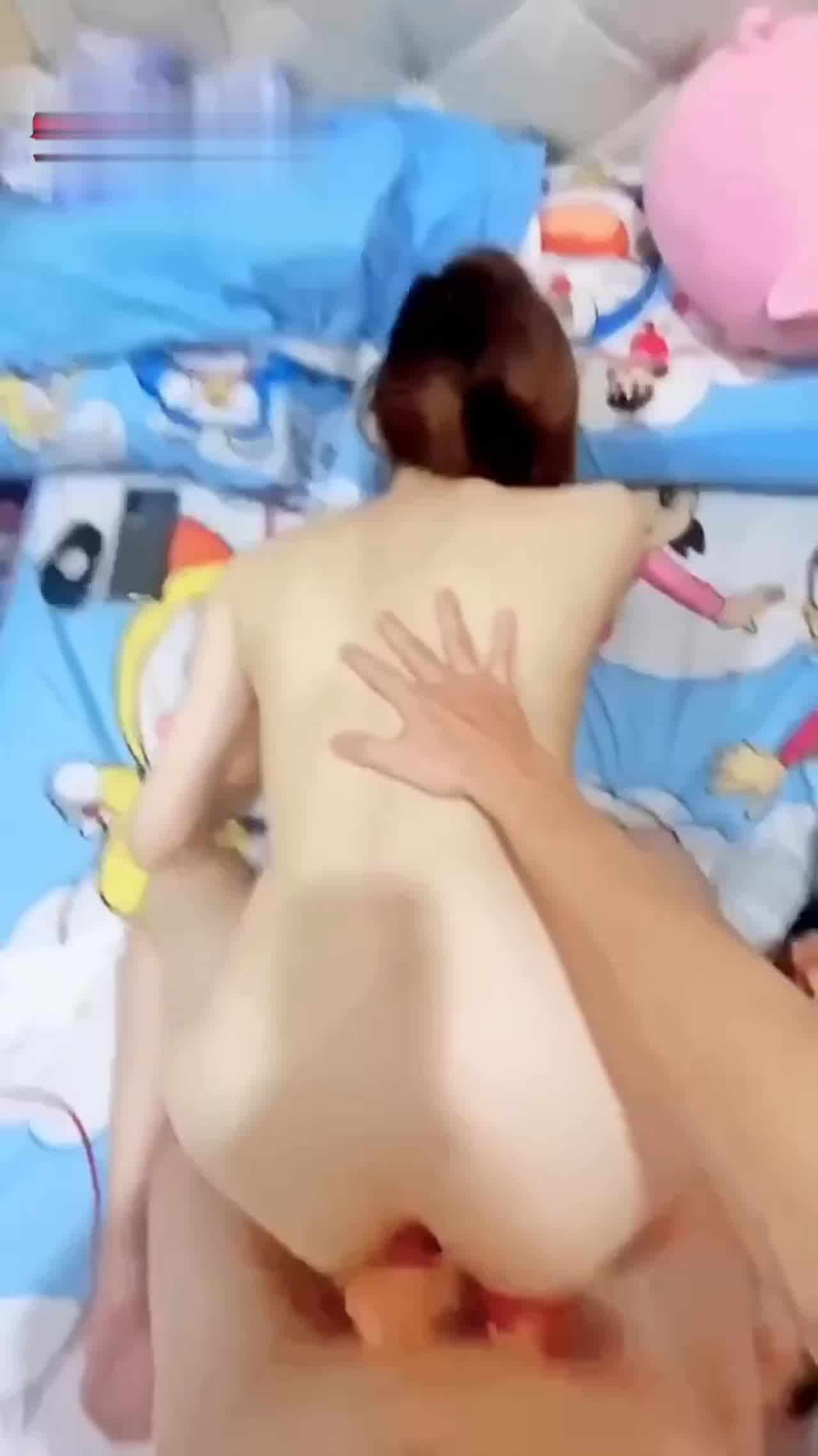  大一女友被操到求饶 的剧照9