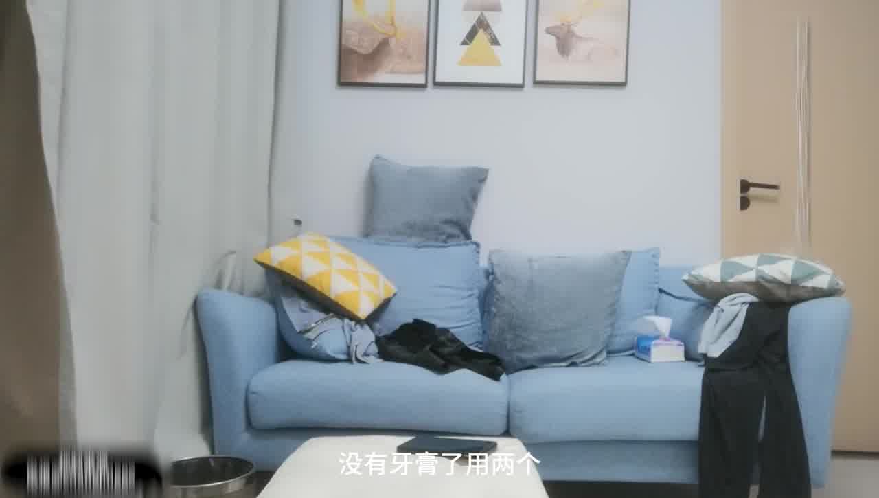  【小陈头星选】约了少妇穿上黑丝沙发啪啪，按着少妇头用力深喉翘屁股后入骑乘猛操，妹子还问你会不会偷拍我 的剧照1