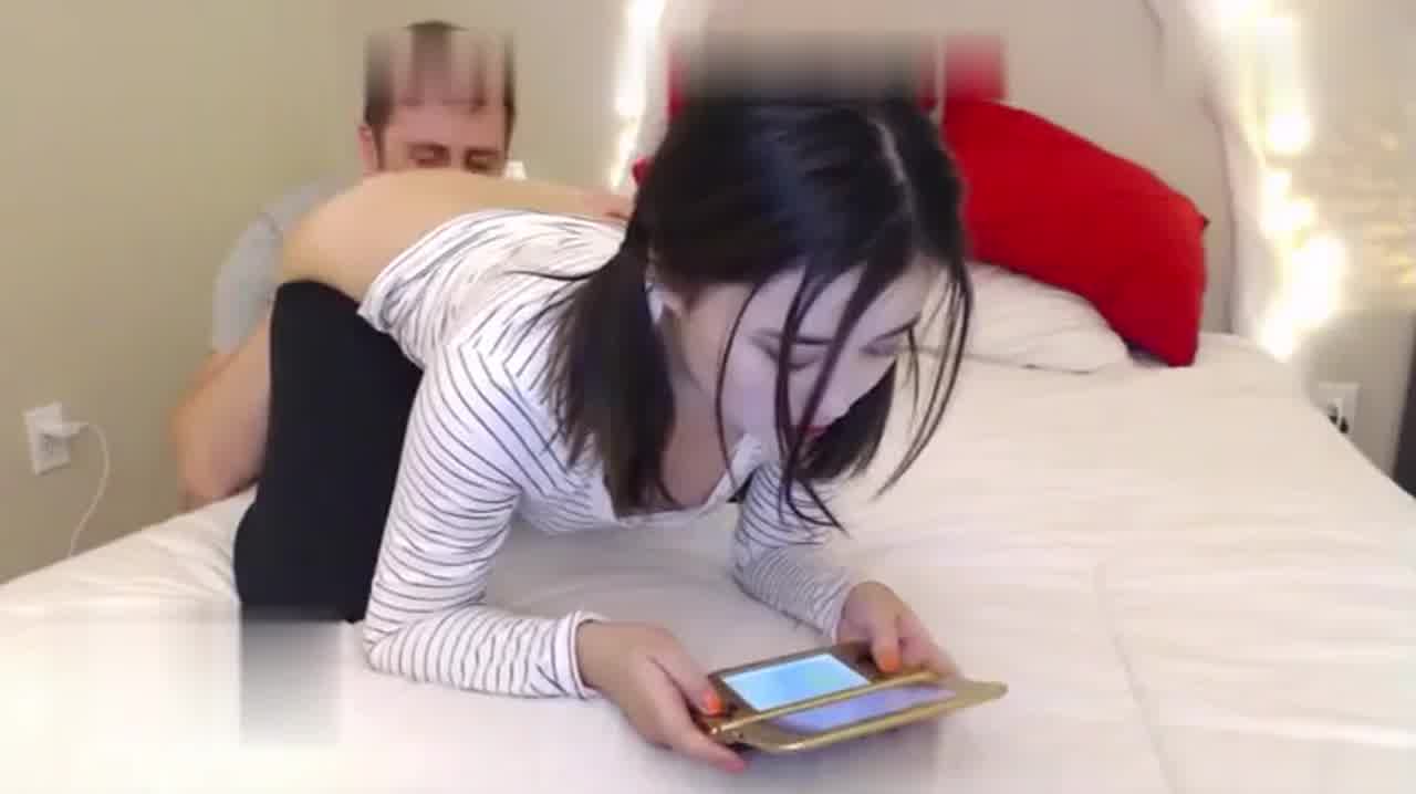  双马尾白虎小美女边玩手机边啪啪啪，尊重下我这粗大的JJ好不好 ！ 的剧照6