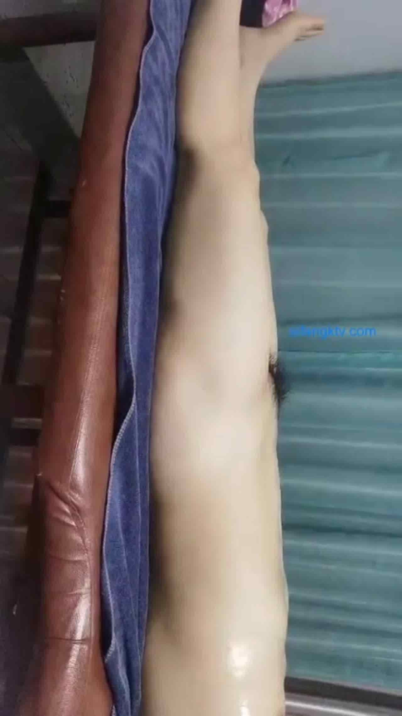  养生馆真实偷拍白嫩极富弹性美臀少妇表示老公经常出差理由很真当小哥试探性的蹭少妇一把抓住想要 的剧照2