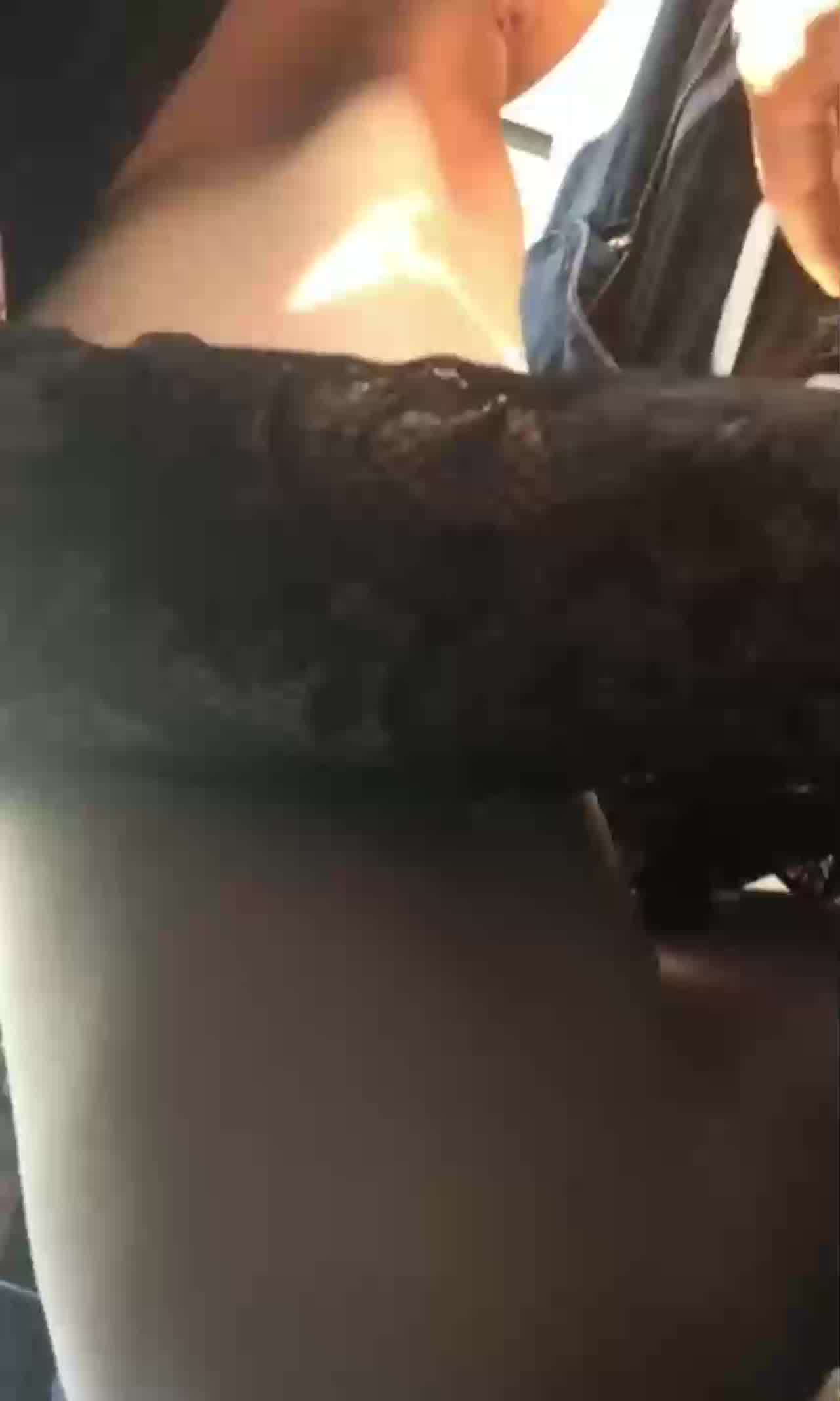  跟老婆户外车震打炮，爽到骚话一堆 的剧照5