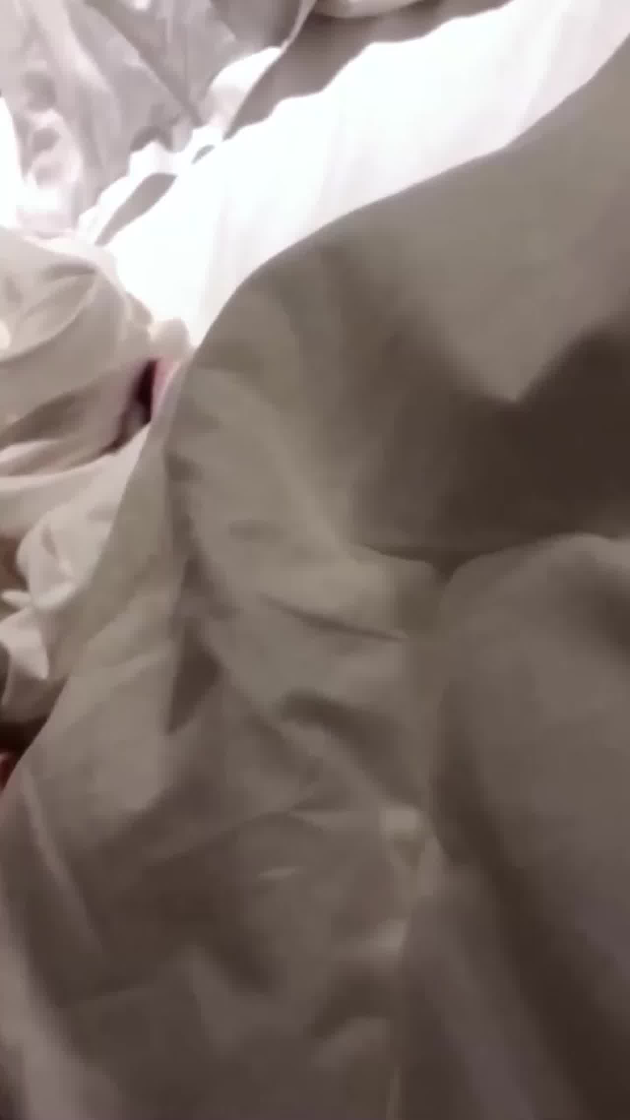  【实拍绿帽录制】跟老婆吵架离家后找老婆闺蜜述说，结果把老婆闺蜜操的爽翻了 的剧照1