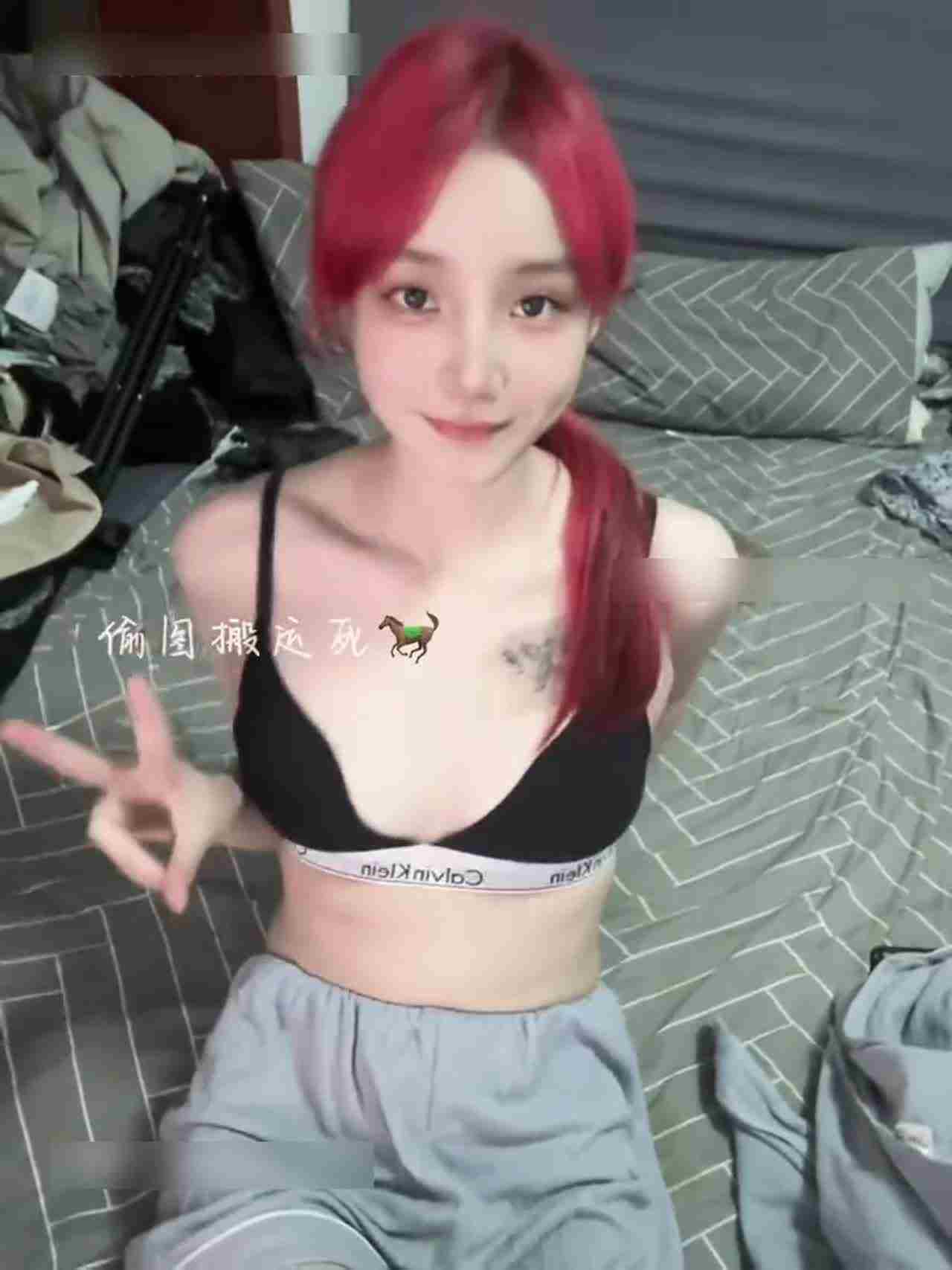  睡前自拍 的剧照7