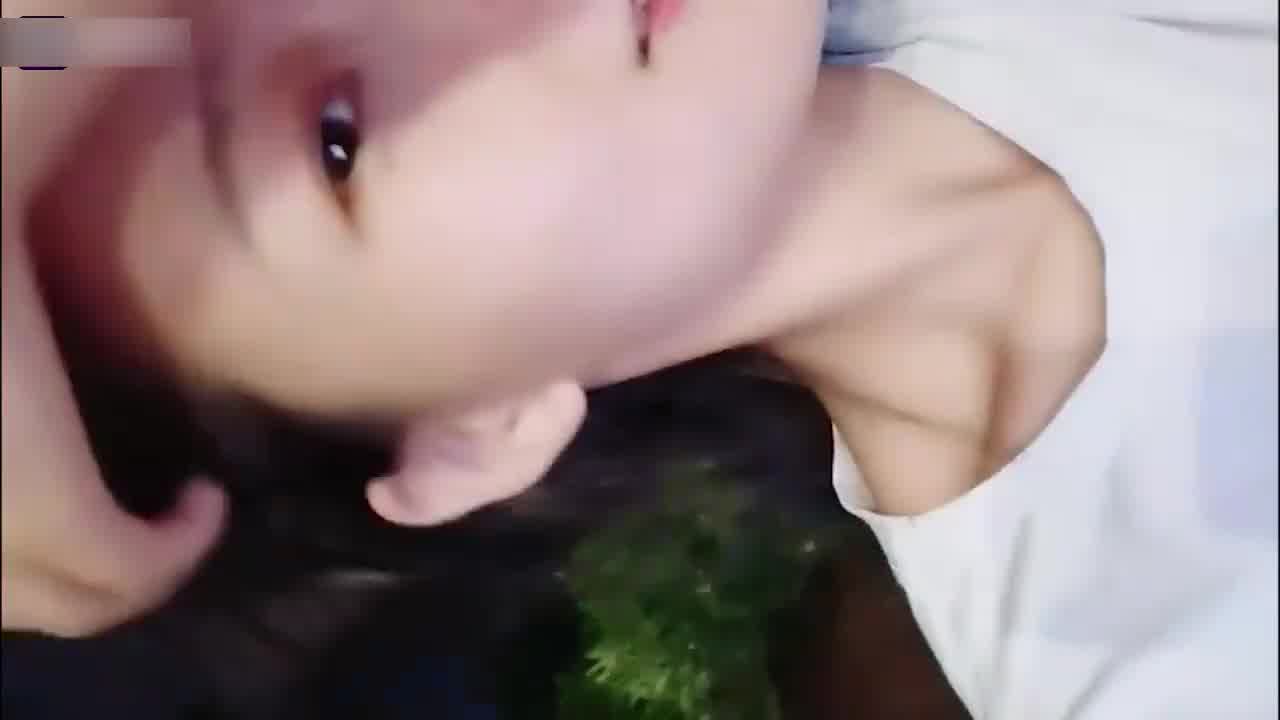  【真实路边勾引】小哥哥你裤子鼓起来了！女主在直播小哥还不相信说：直播你会漏奶子？以为是鸡问多少钱一次 的剧照10