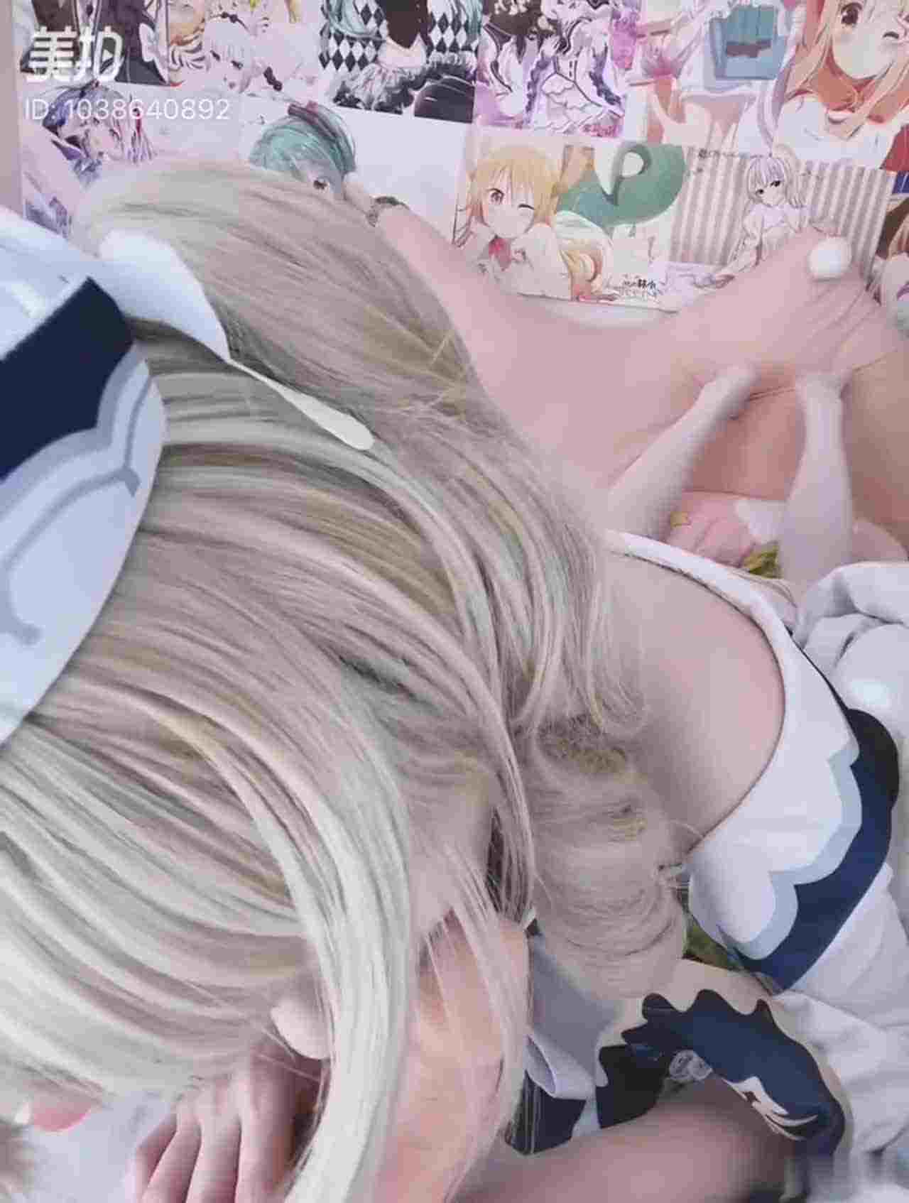  金发女朴狂舔主人送的假鸡巴 的剧照10