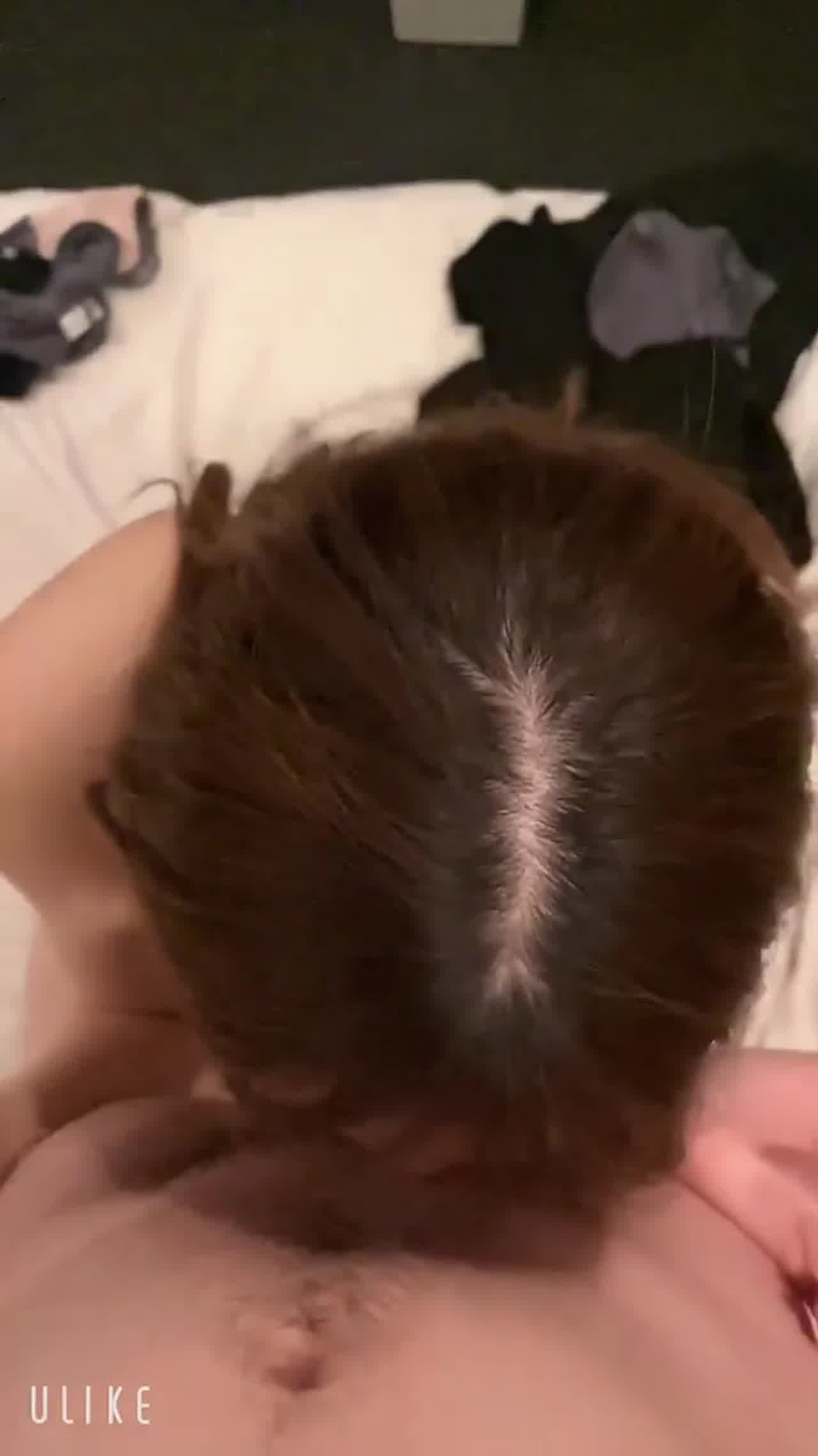  外表文静床上跪着吃鸡吧、 的剧照1