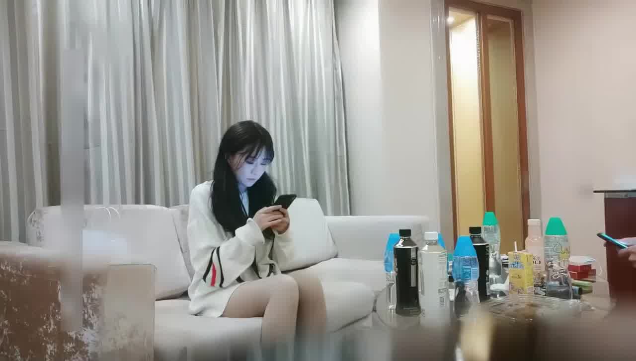  娇羞甜美可爱嫩妹，撕裆自慰‘啊好满，叔叔干我’对白精彩，被大鸡吧疯狂输出，~叔叔坏人，哇哇大叫！ 的剧照7