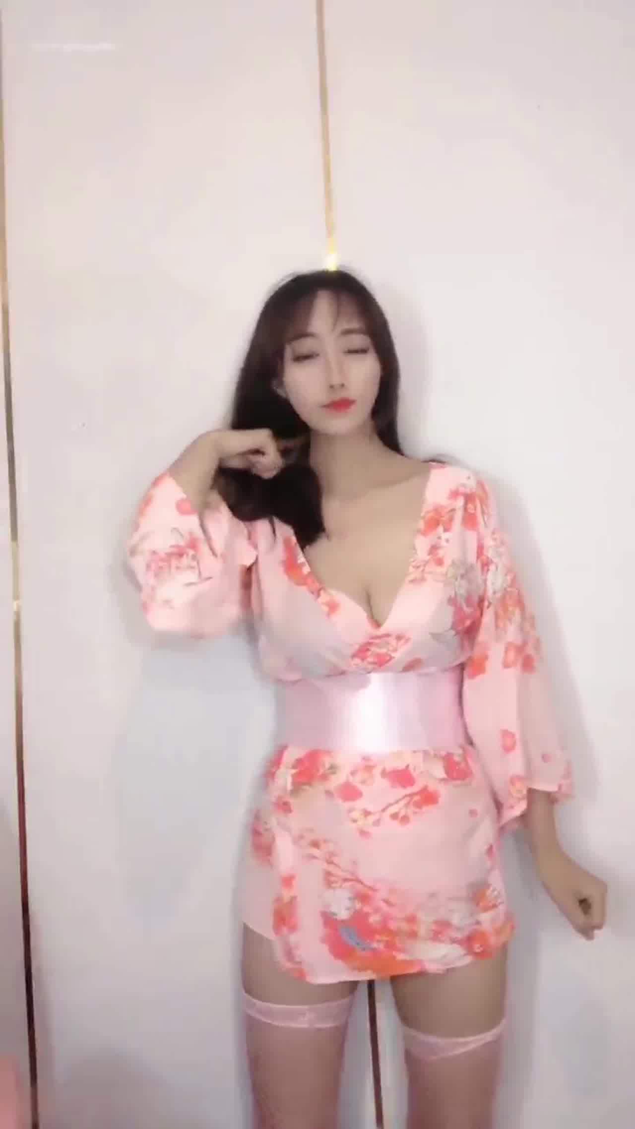  依依 性感小姐姐姐穿着和服扭动身材 的剧照4