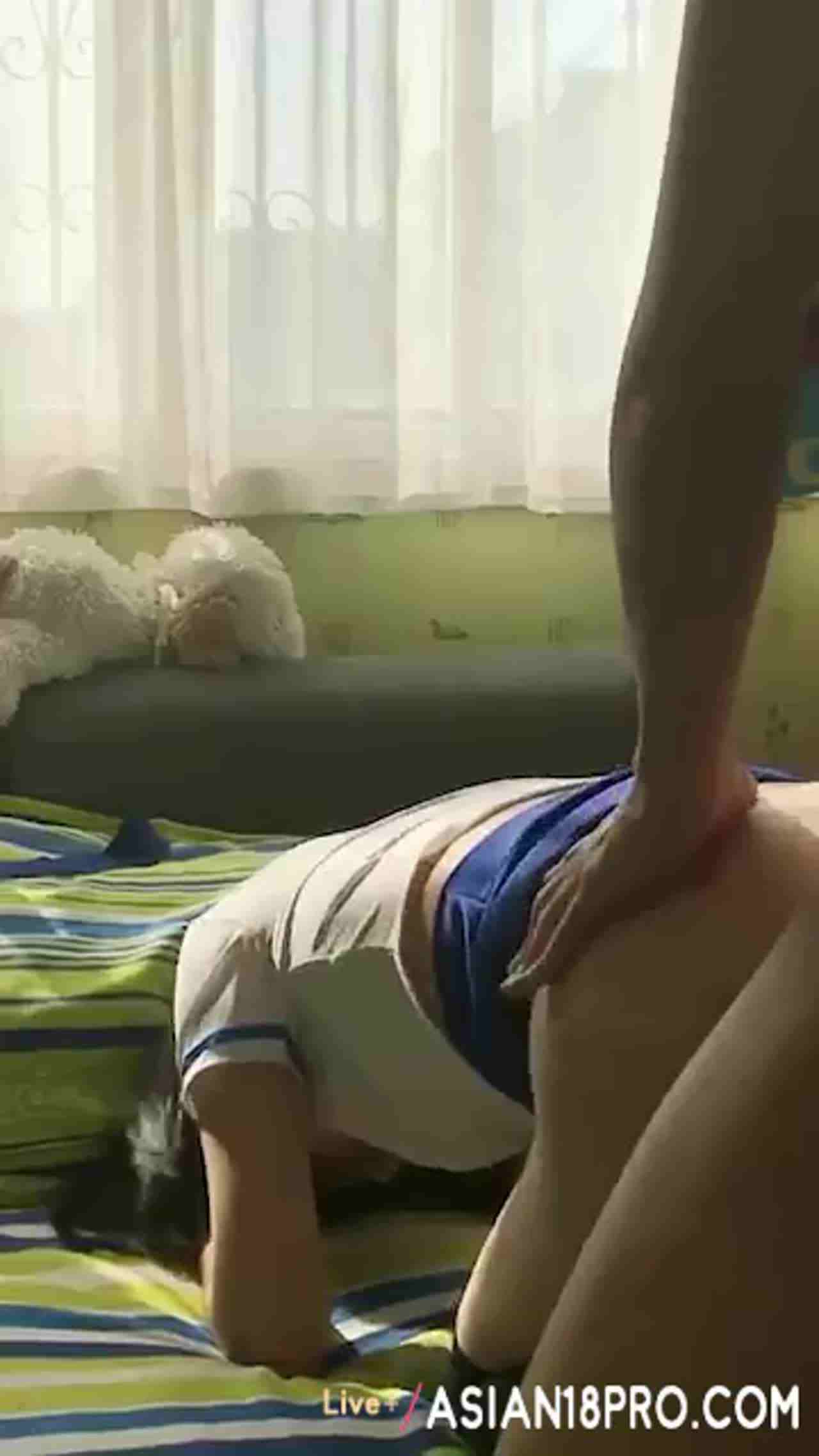  女友很贴心，穿好制服等我下班好好服侍 的剧照3