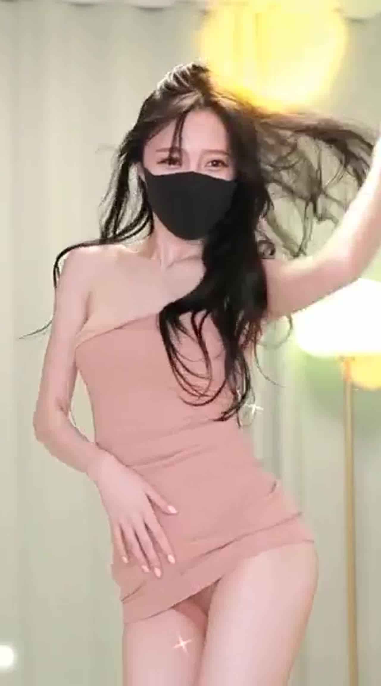  韩国极品水蛇腰女神艳舞自拍极致诱惑 的剧照3