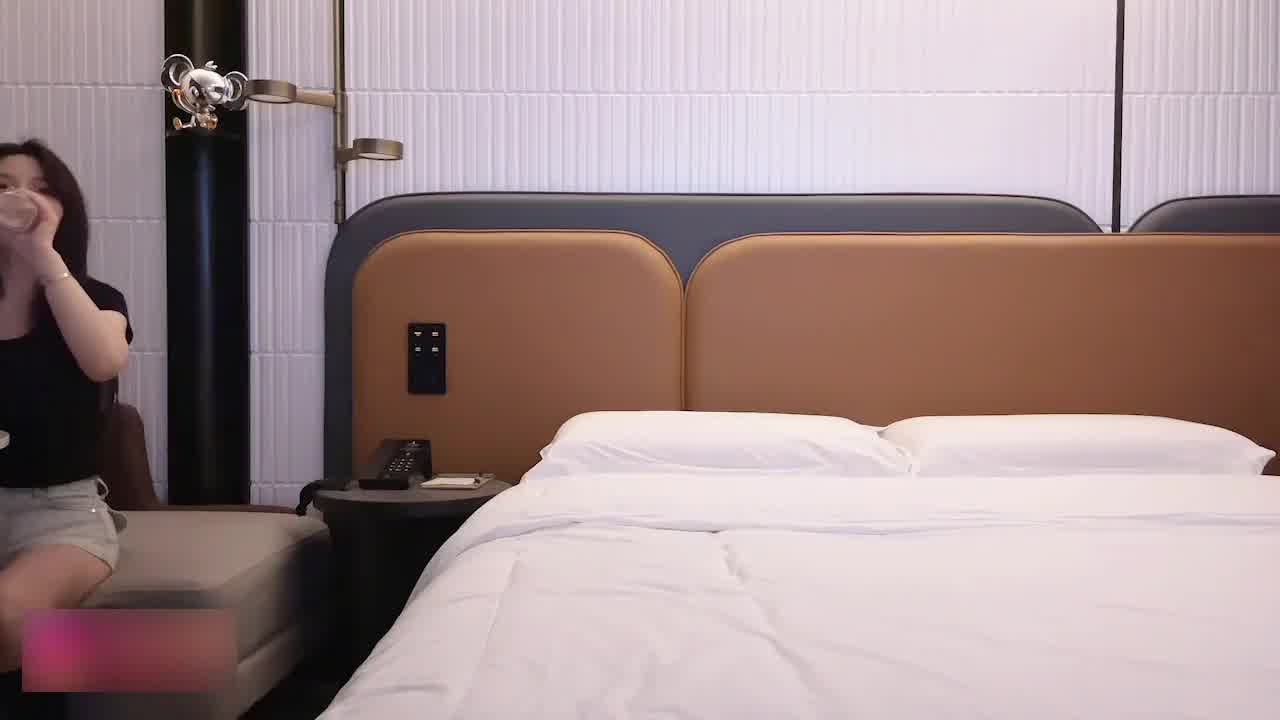  【第一次见这么漂亮的胸！你快点射啊！你太大了我真受不了】好漂亮的奶子！各种姿势被操的一直抖个不停 的剧照1